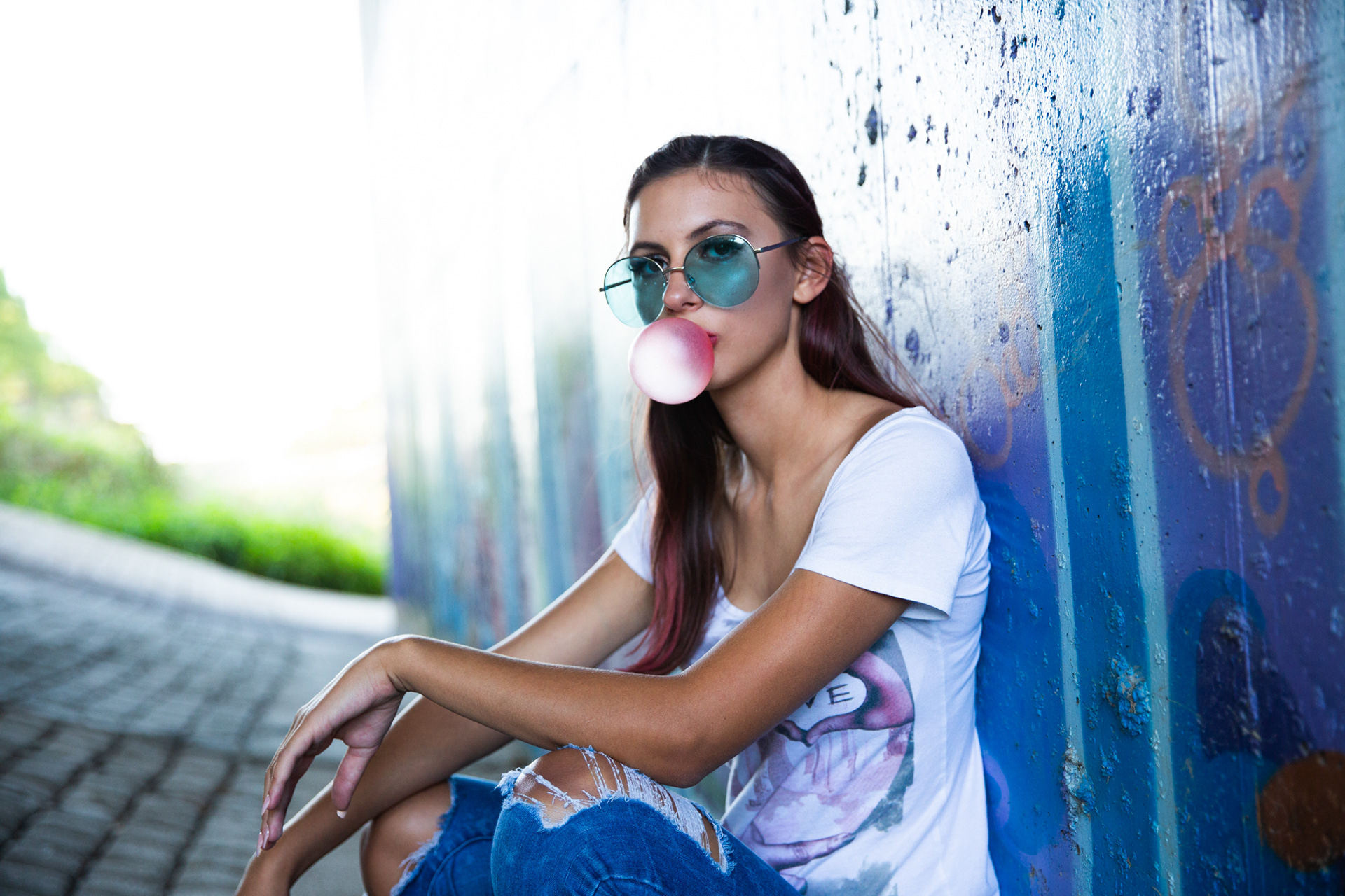 Monder, urban high school senior girl