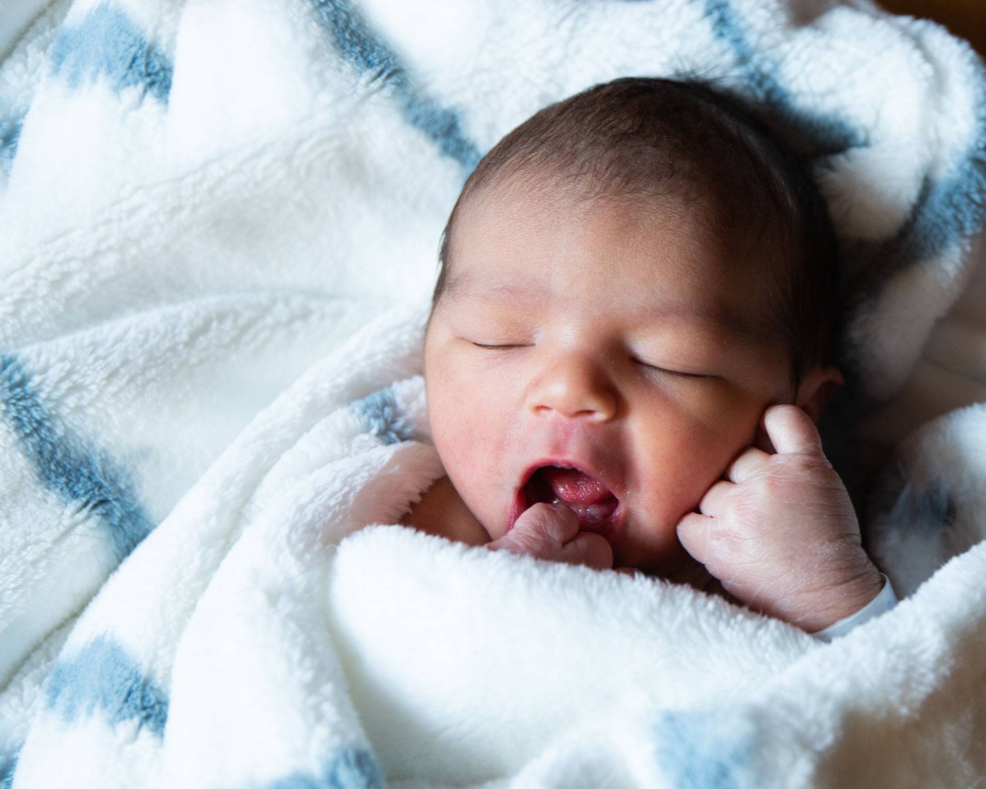 Lifestyle Newborn with baby-led, natural posing