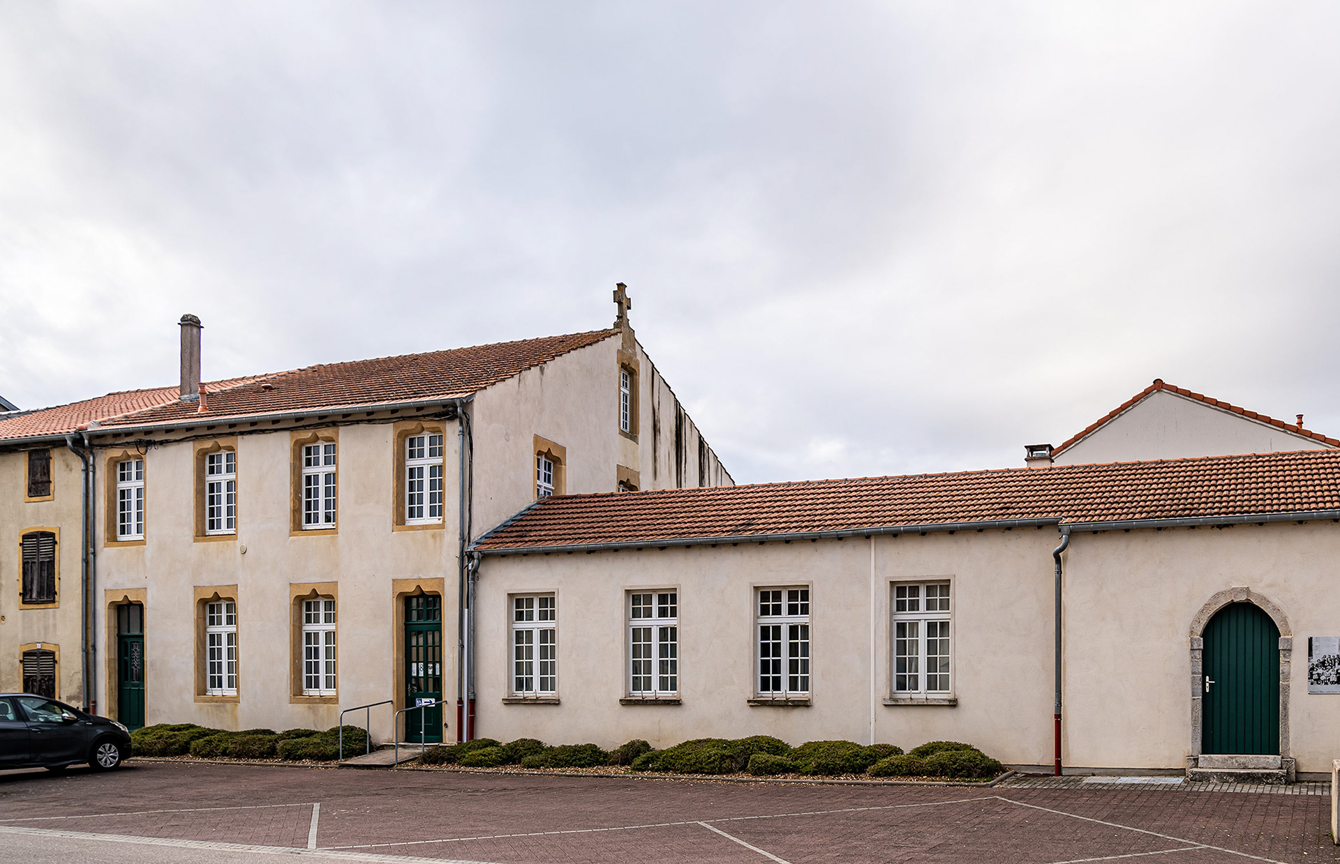La photo du bâtiment aujourd’hui… recadrée à l’identique du dessin au crayon. Le bâtiment abrite aujourd’hui des logements communaux et la bibliothèque.