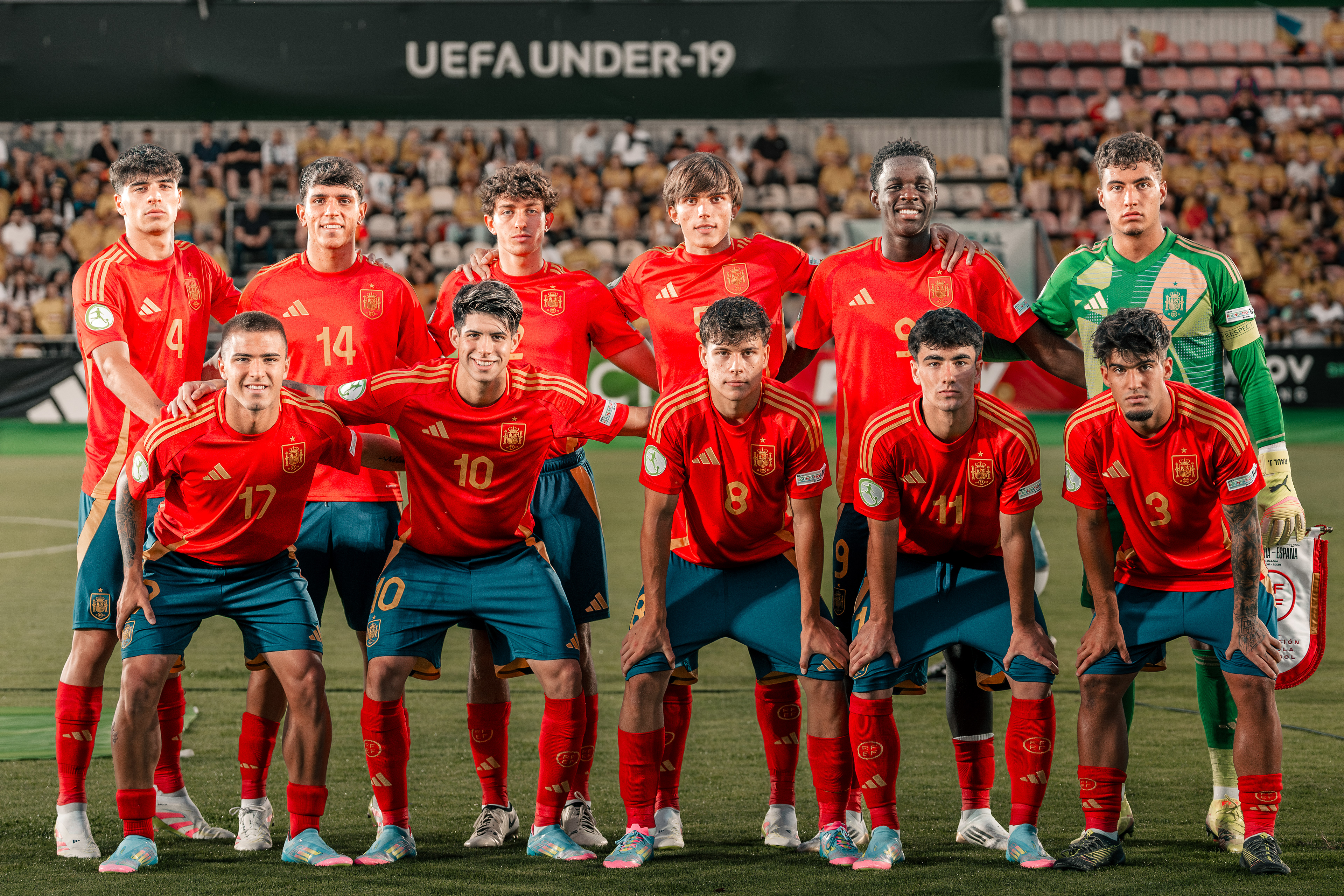 Holdfoto af Spaniens U19-Landshold før U19-opgøret mod Rumænien på Stadionul Anghel Iordanescu (Voluntari).
