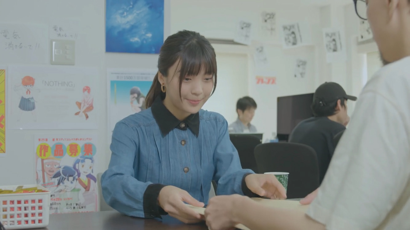 編集部内に貼られているポスターのデザインもしています