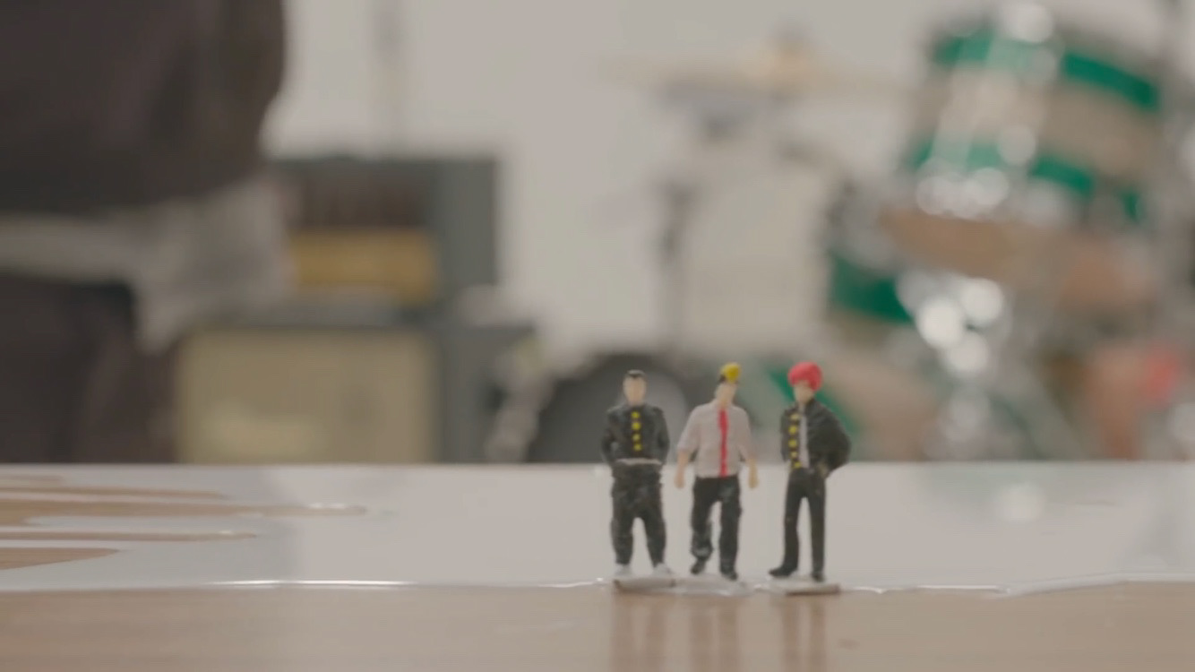 「ヤンキーのミニチュア人形」- 鉄道模型用の人形を改造して作っています。