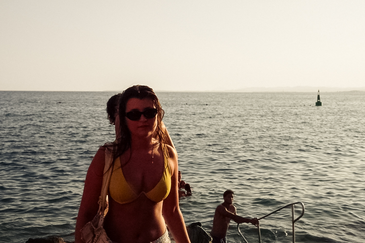 01. Derrière elle, la mer