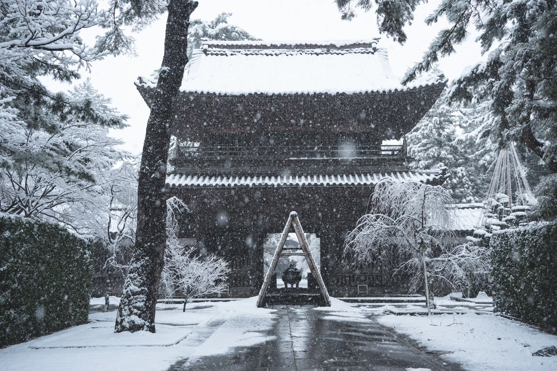 金沢・天徳院の雪景色