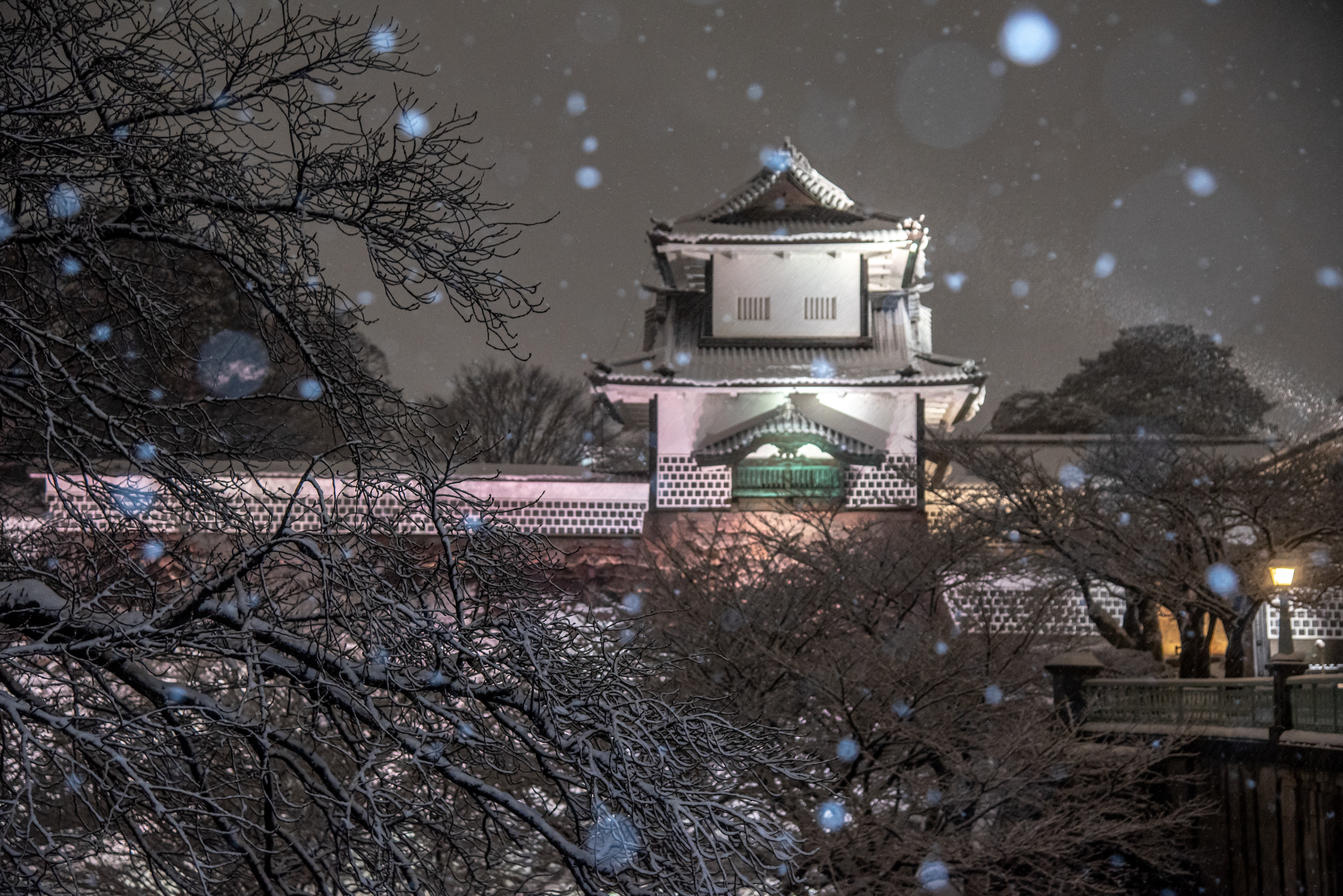 金沢城ライトアップと雪