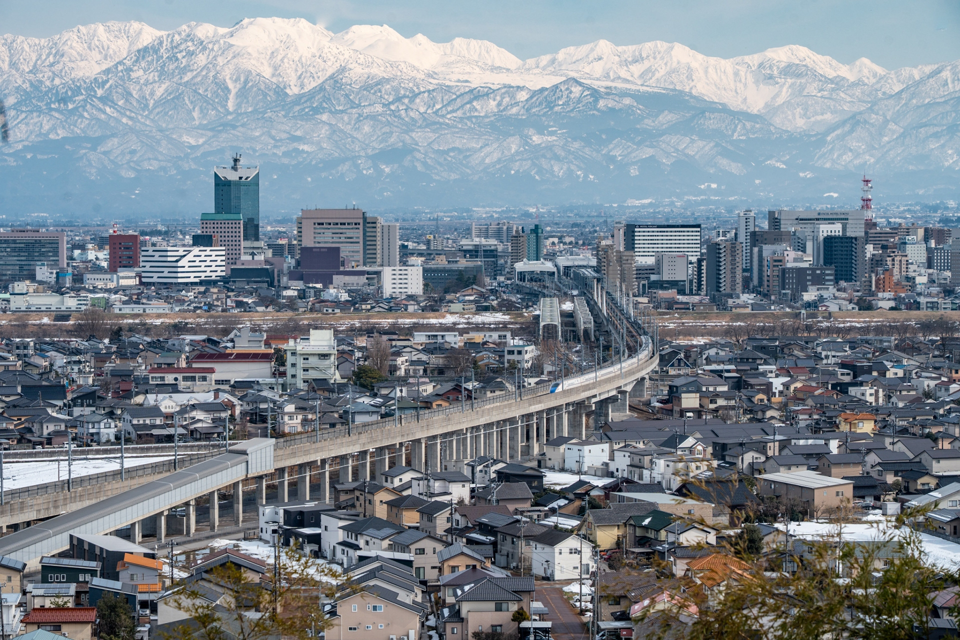 呉羽山公園から見る北陸新幹線と立山連峰