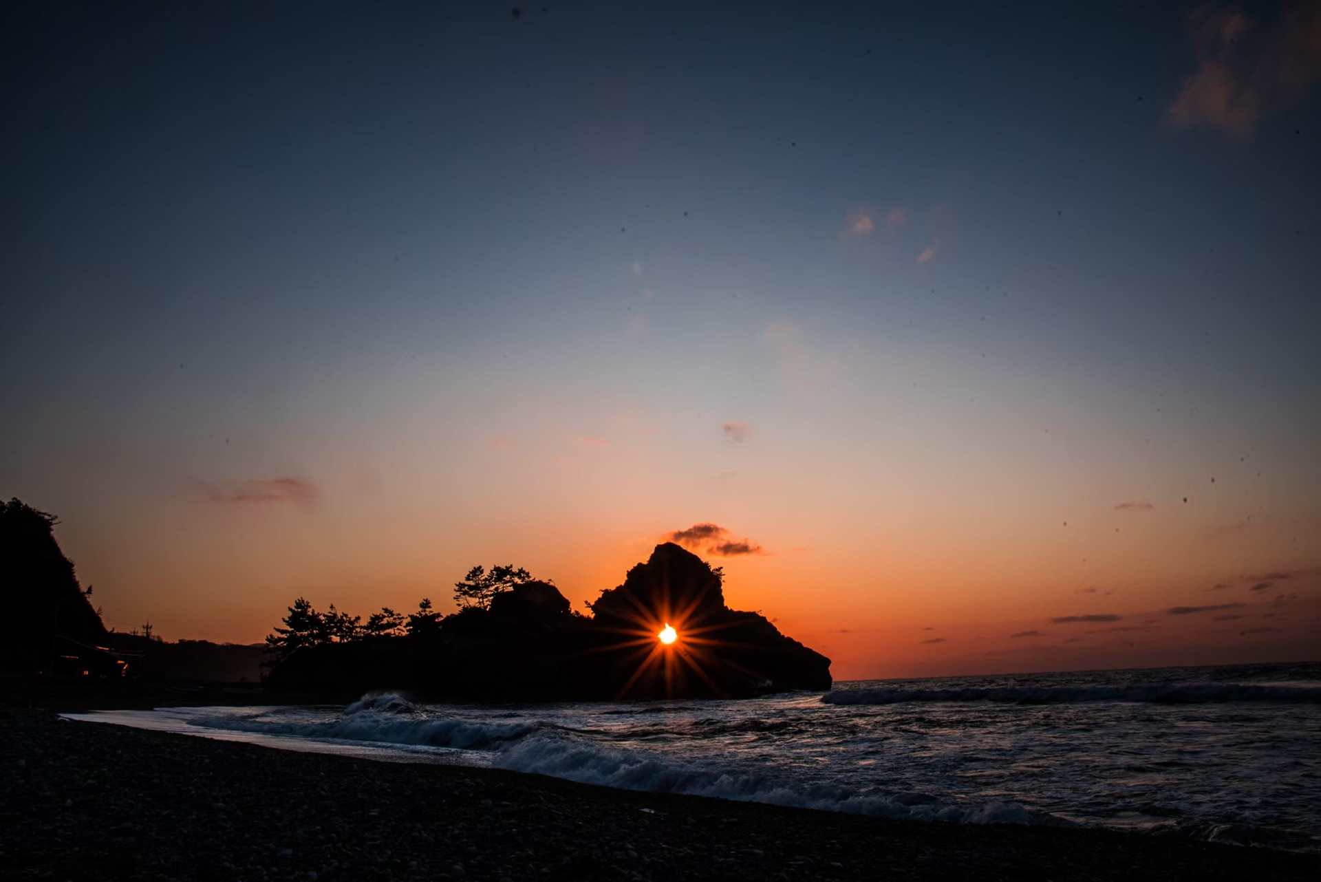 能登町・窓岩の夕日
