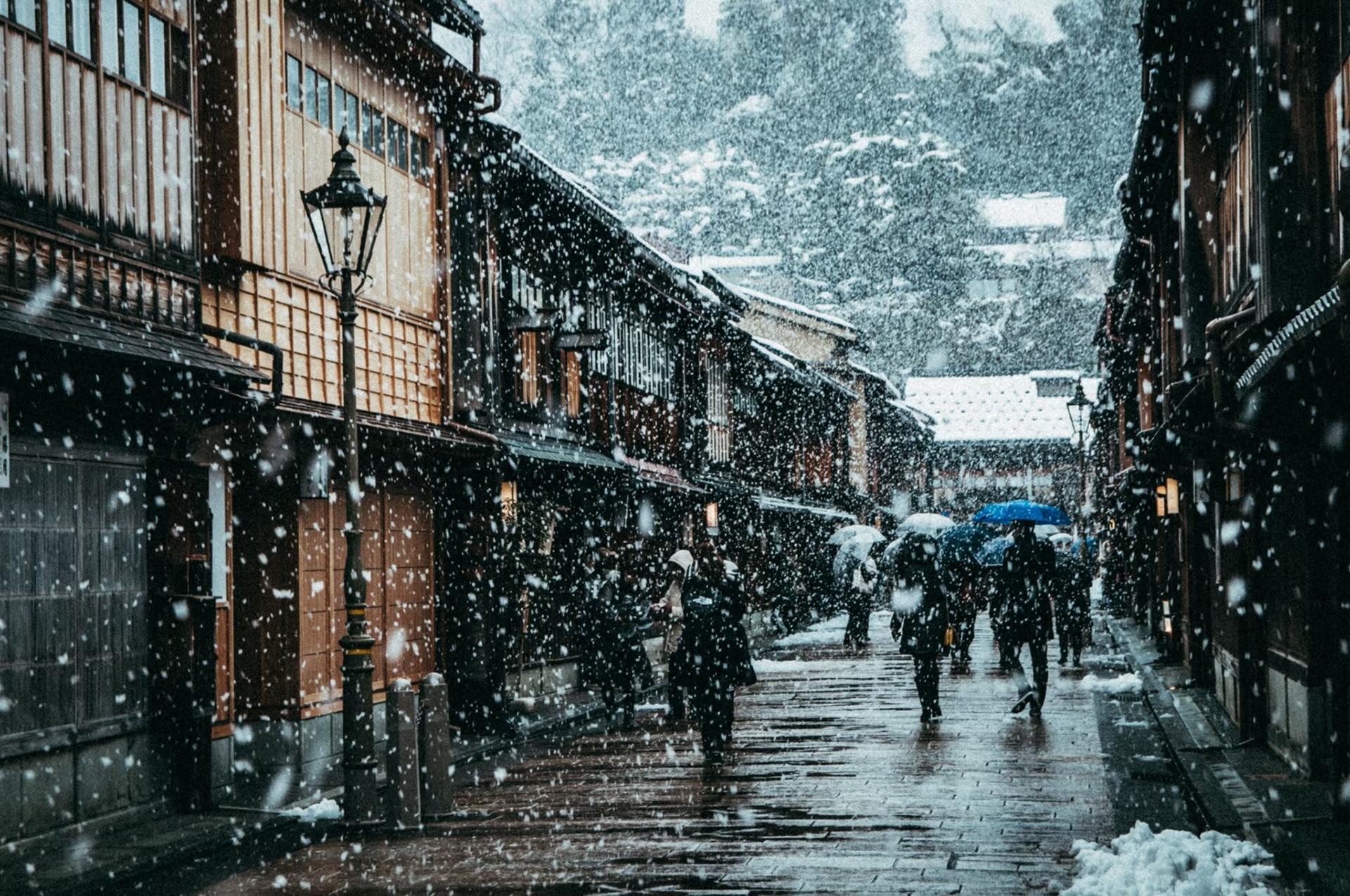 金沢・ひがし茶屋街の雪景色
