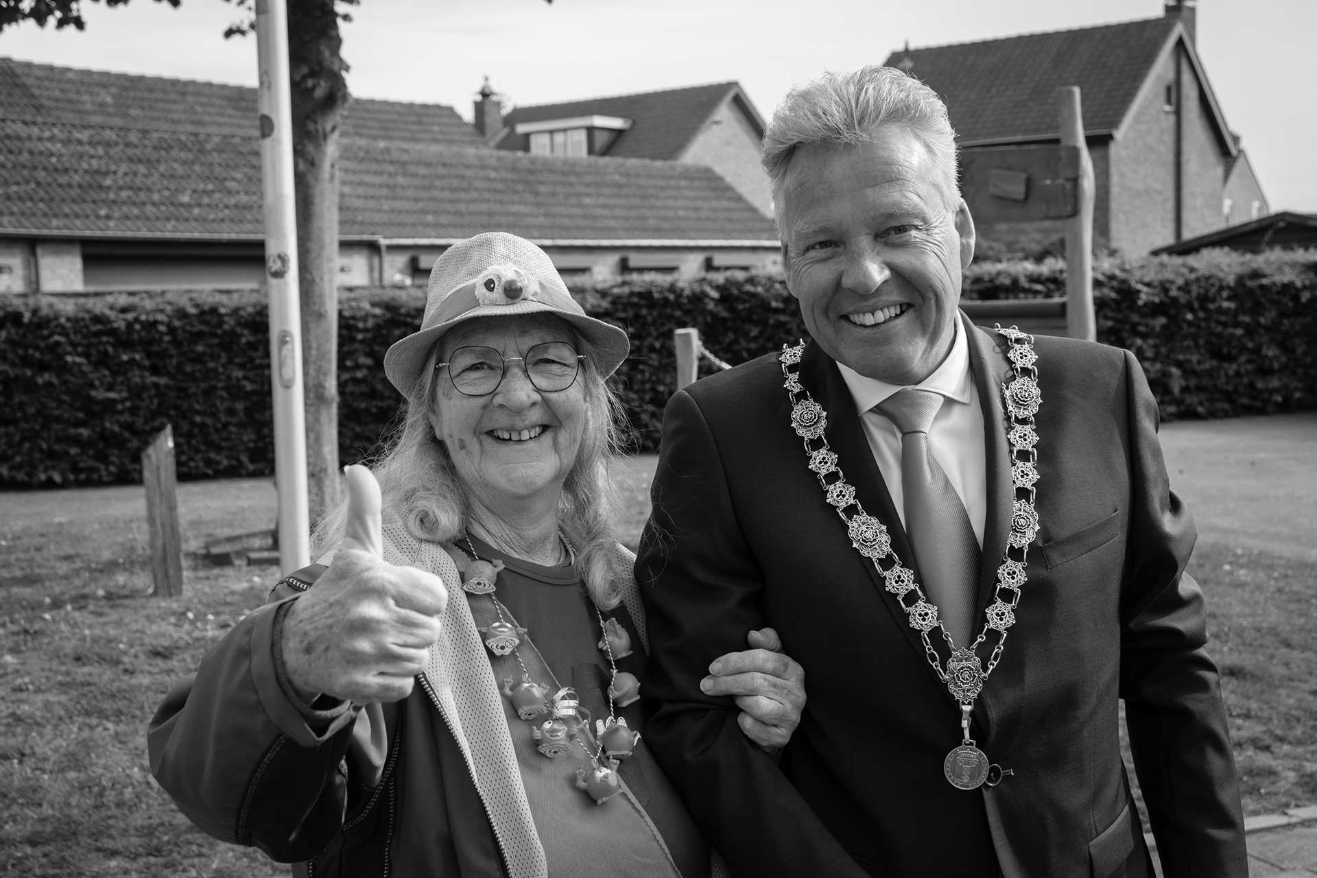 Burgemeester Mark Buijs met inwoonster Moerstraten