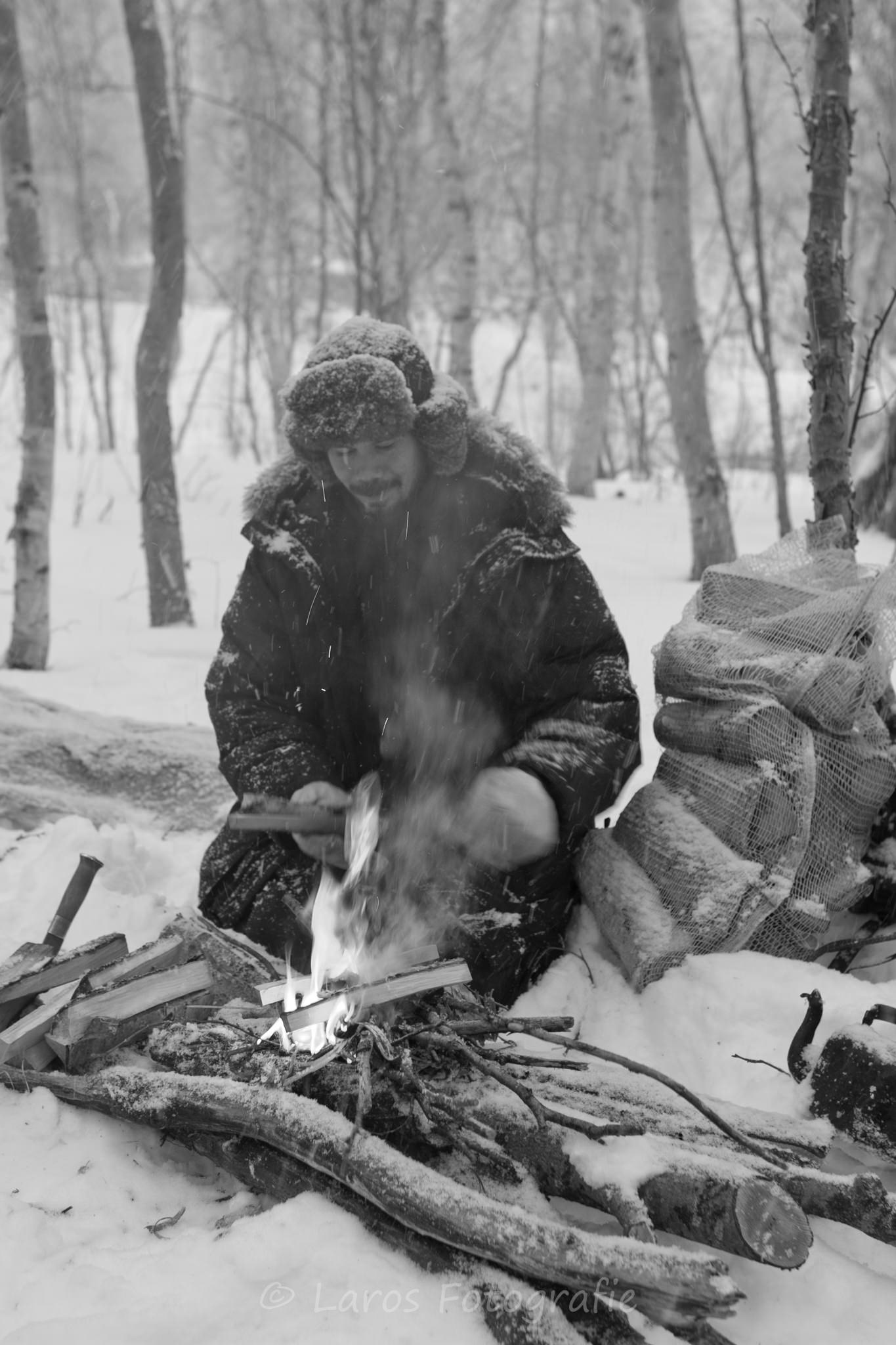Houtvuur in de sneeuw