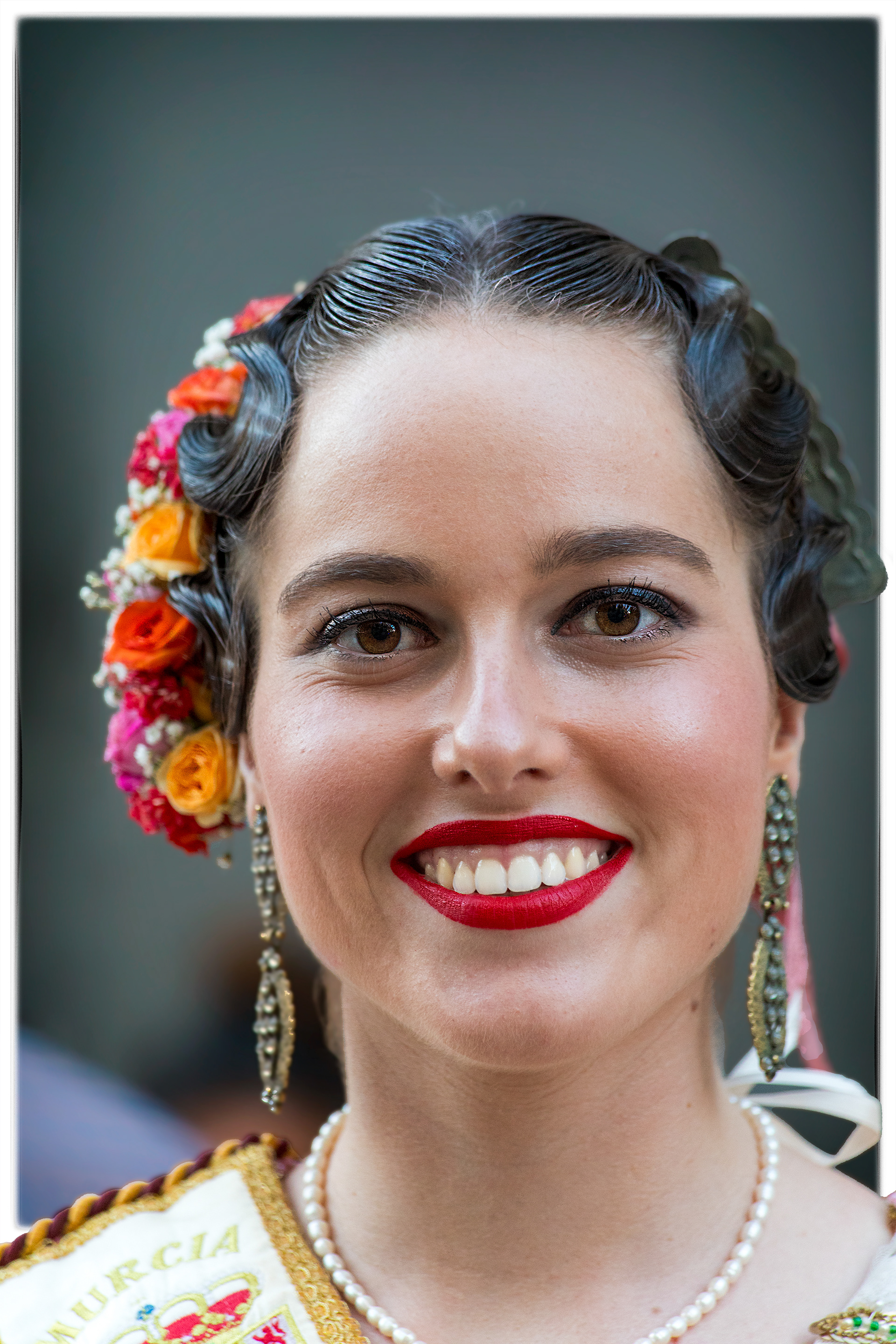 Todo lo que he escrito Fue tu sonrisa la que lo dictó, lo saqué de la tinta de tus ojos. Vendrás por mucho tiempo a caminar en mis sueños Siempre llegarás al lado donde sale el sol Y si a pesar de eso logro olvidarte Todavía me gustaría decírtelo Todo lo que he escrito Tendrá durante mucho tiempo el aroma de los arrepentimientos L'encre de tes yeux Francis Cabrel
