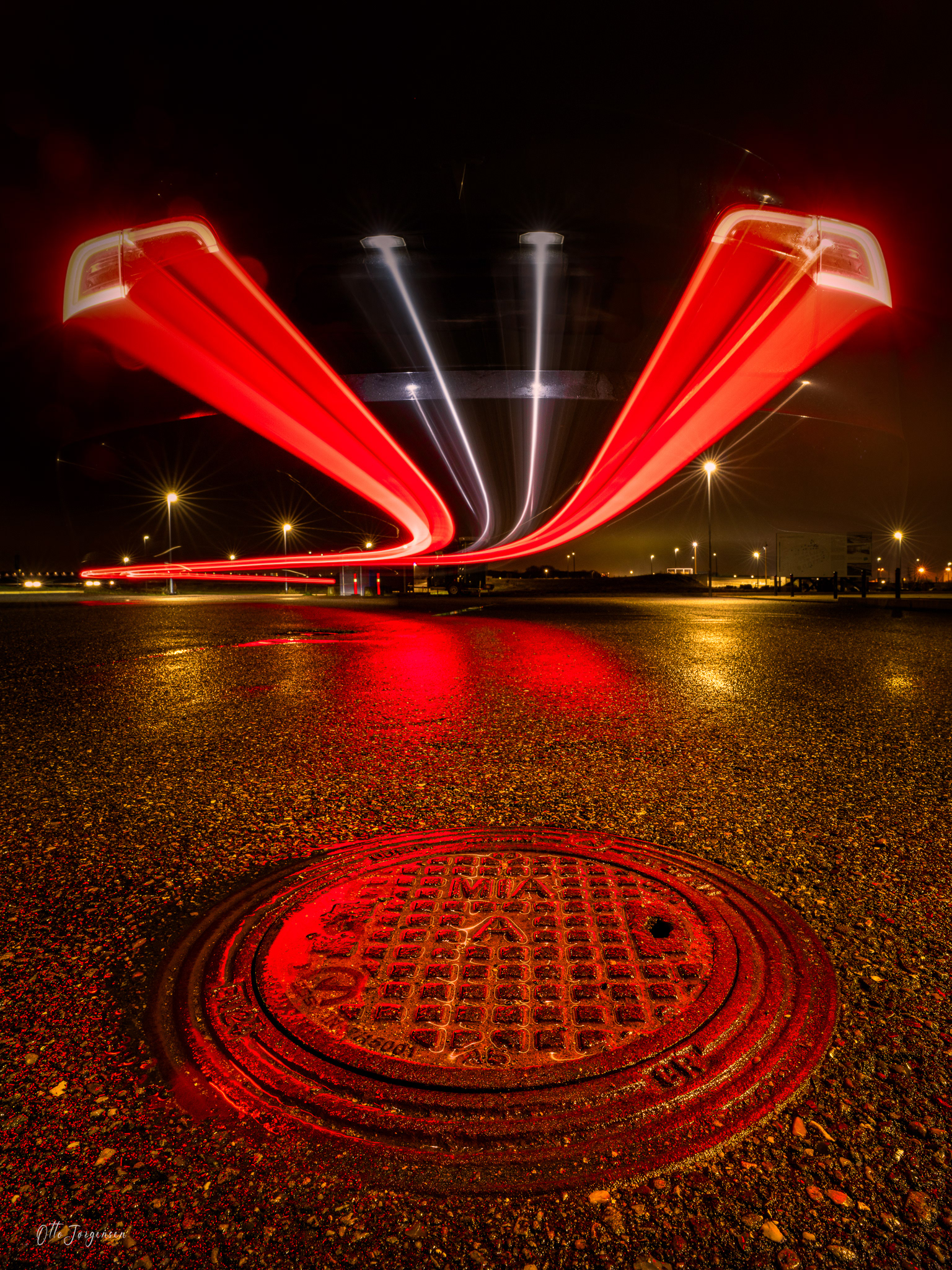 Tesla kører væk fra brønddæksel 