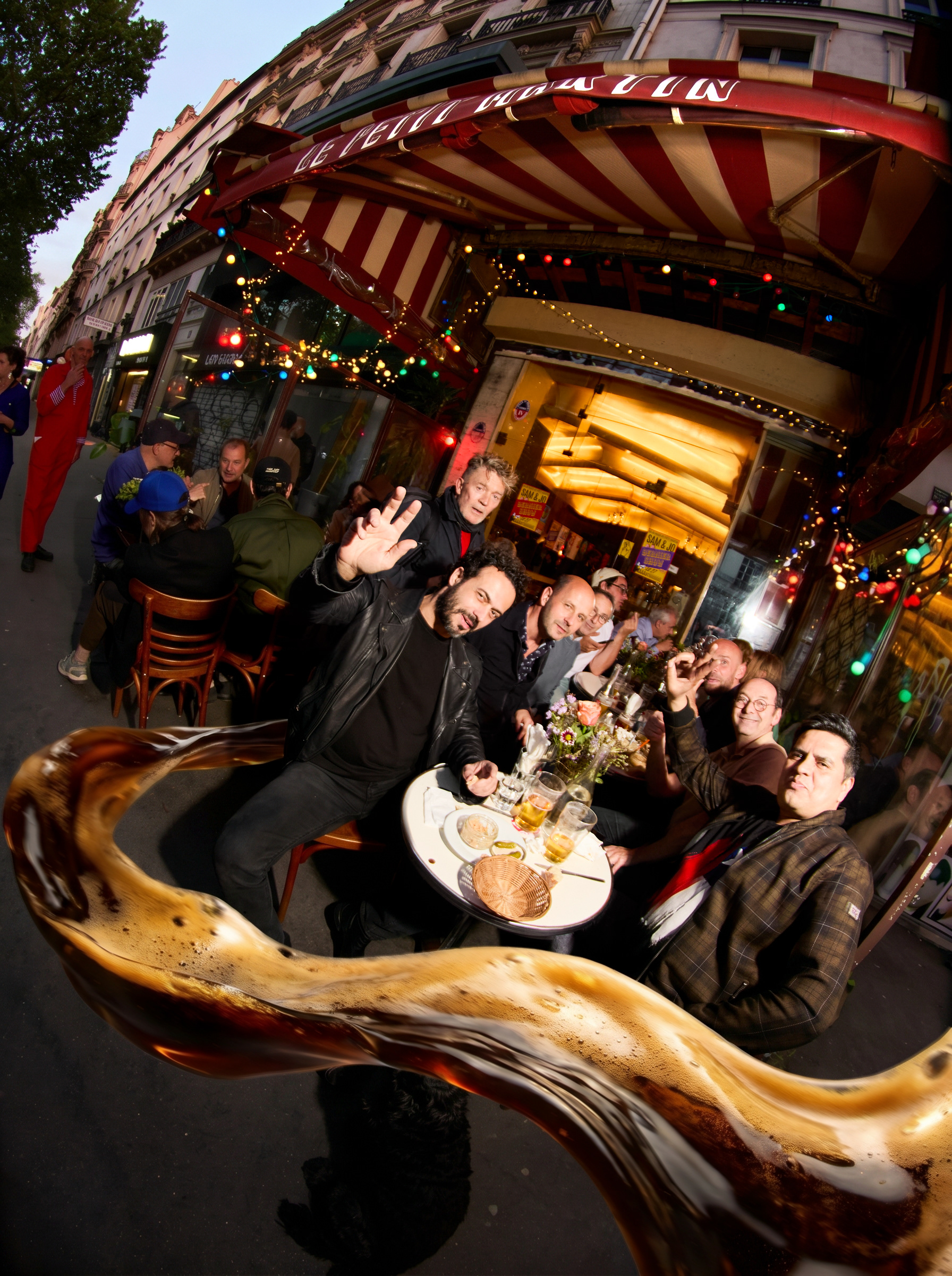 Clients attablés en terrasse d'une brasserie parisienne, éclaboussure de bière en vol, vue au fisheye