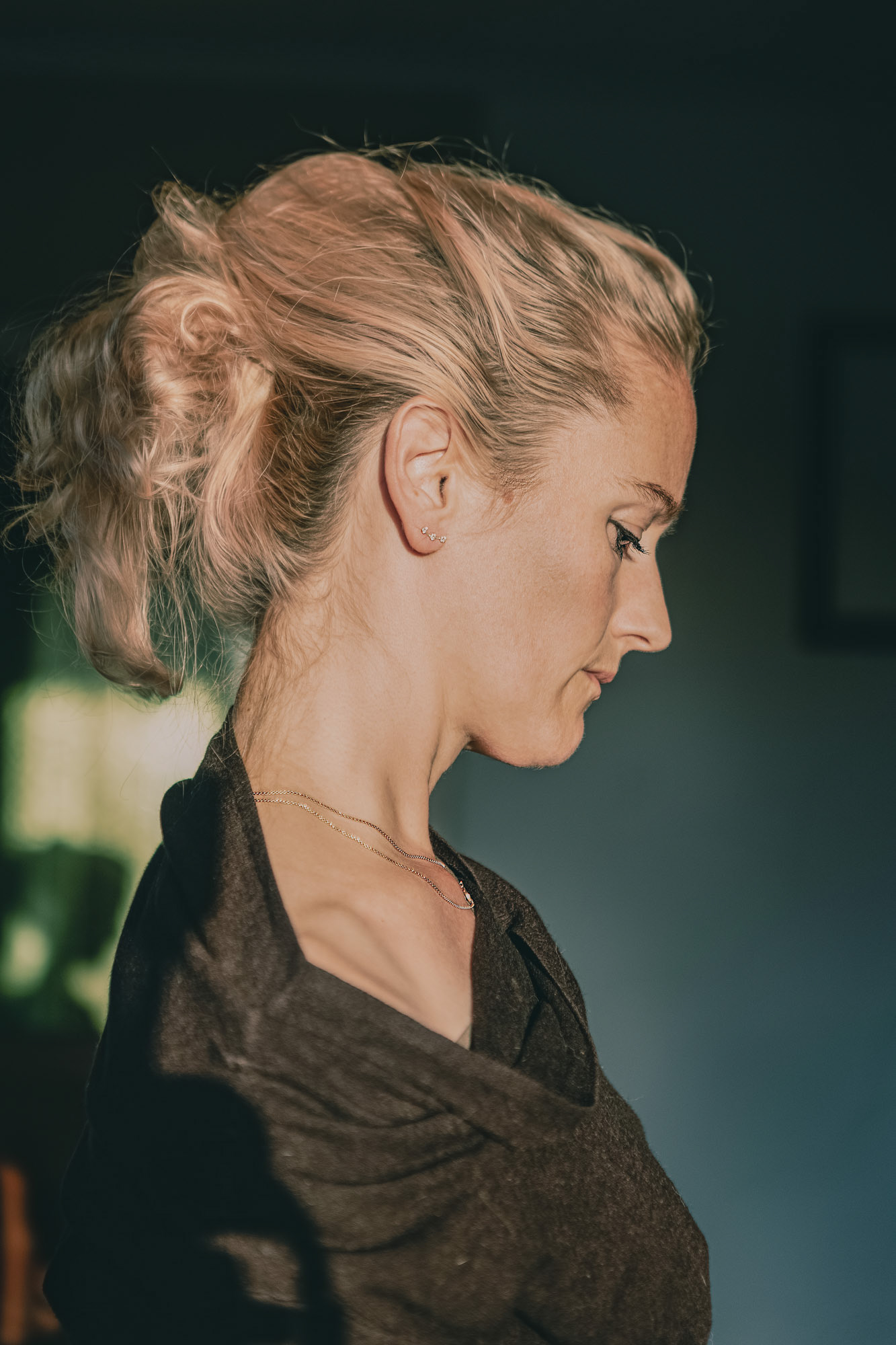 Selfportrait of Julie Landrieu from side view