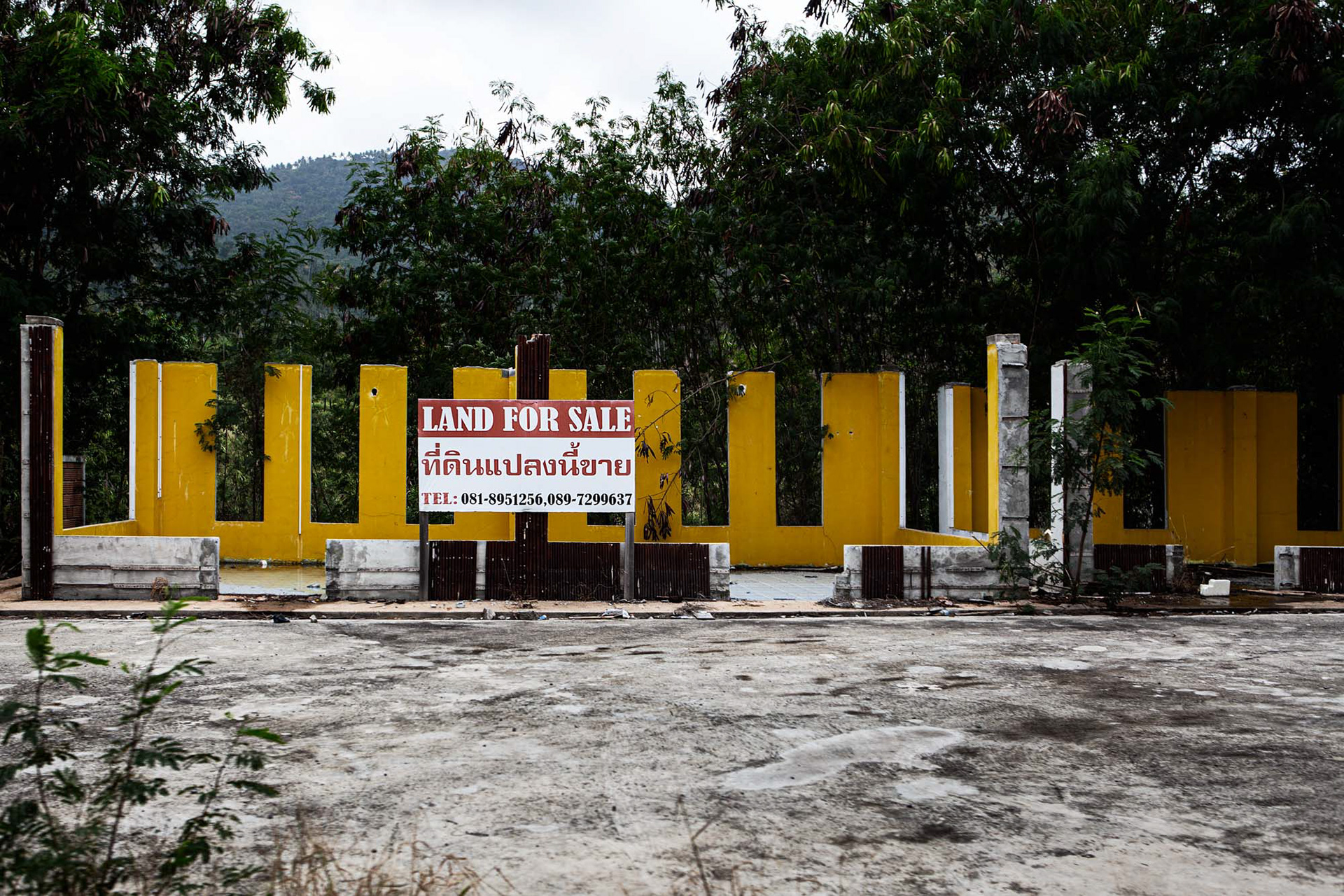 Land for sale with some yellow walls