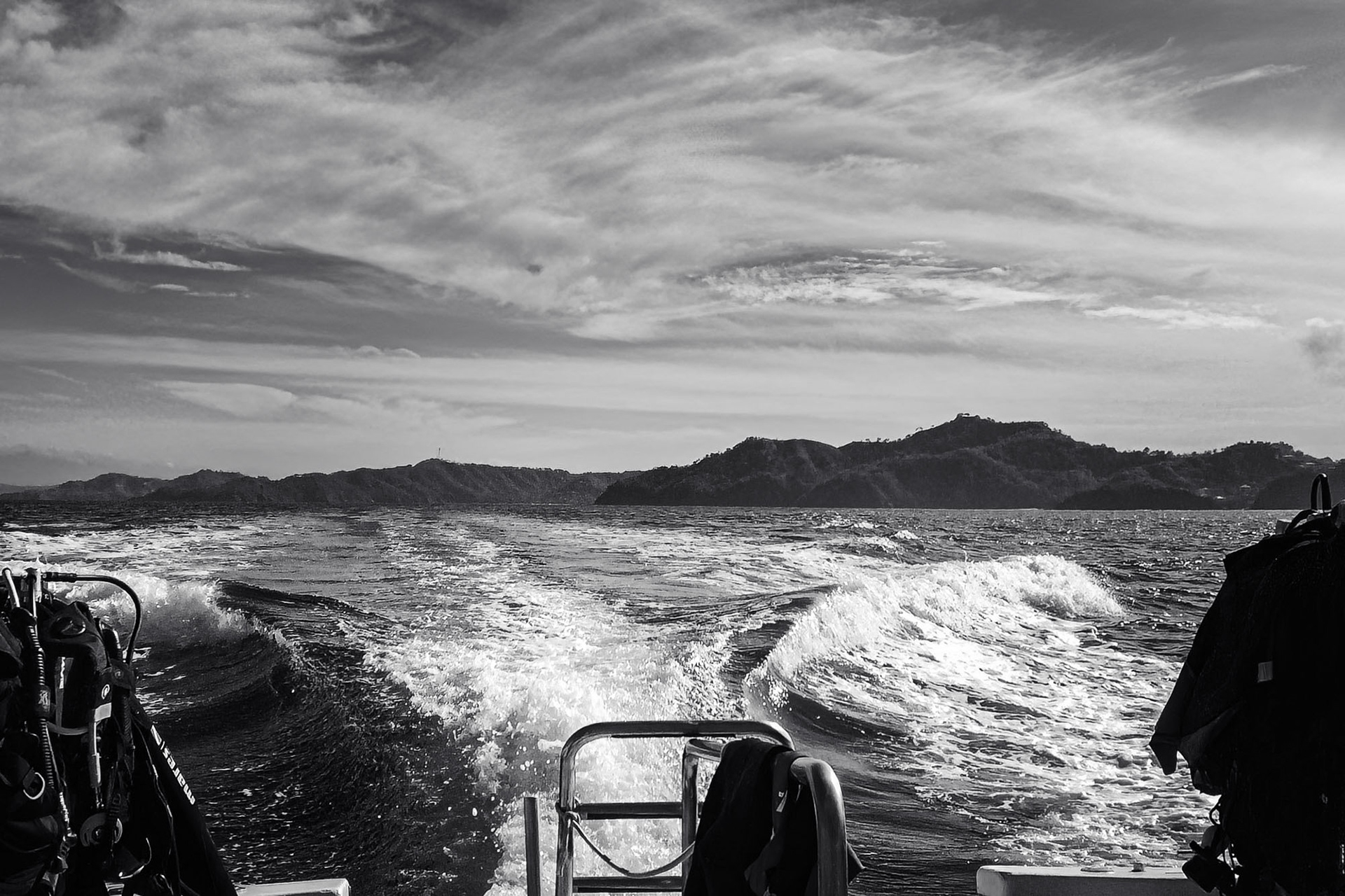 View of the ocean from the back of a boat with a view on Catalinas.
