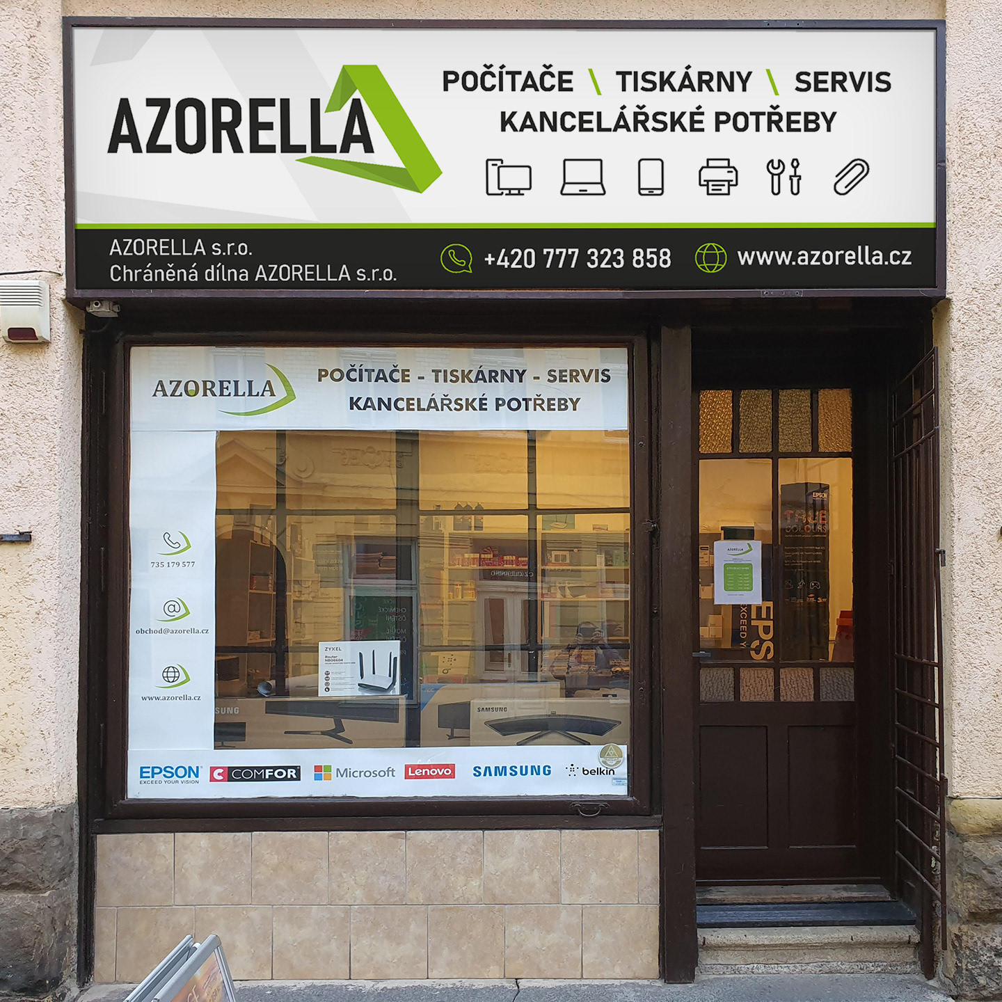 Jedná se o vizualizaci ještě před samotnou realizací, proto je ve výloze ještě staré logo / identita