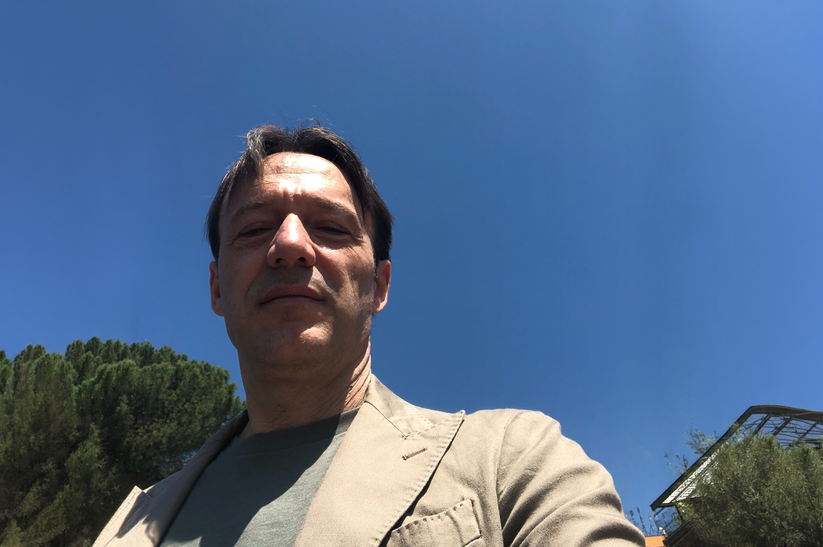 アレッサンドロ・リブリ｜ジャーナリスト／プロデューサー _______________________________________________________________________________ アレッサンドロ・リブリは東京を拠点に、ヨーロッパとアジアで活動するジャーナリスト／ドキュメンタリー映画制作者です。10年以上にわたる国際的なキャリアを持ち、ロンドンでライブテレビ制作に携わった後、日本では特派員として長編報道に取り組んできました。  これまでに、イタリア国営放送RAI向けのドキュメンタリーをはじめ、国際的なメディアに向けたニュース特集や紀行ドキュメンタリーを手がけています。ジャーナリストとしての活動に加え、ディレクター／プロデューサーとしても活躍し、人物に寄り添ったストーリーテリングにおいて高い編集的視点を発揮しています。  異文化間にまたがる複雑なテーマを読み解きながら、「わかりやすさ」「アクセス」「人間的な視点」を重視したアプローチを強みとしています。