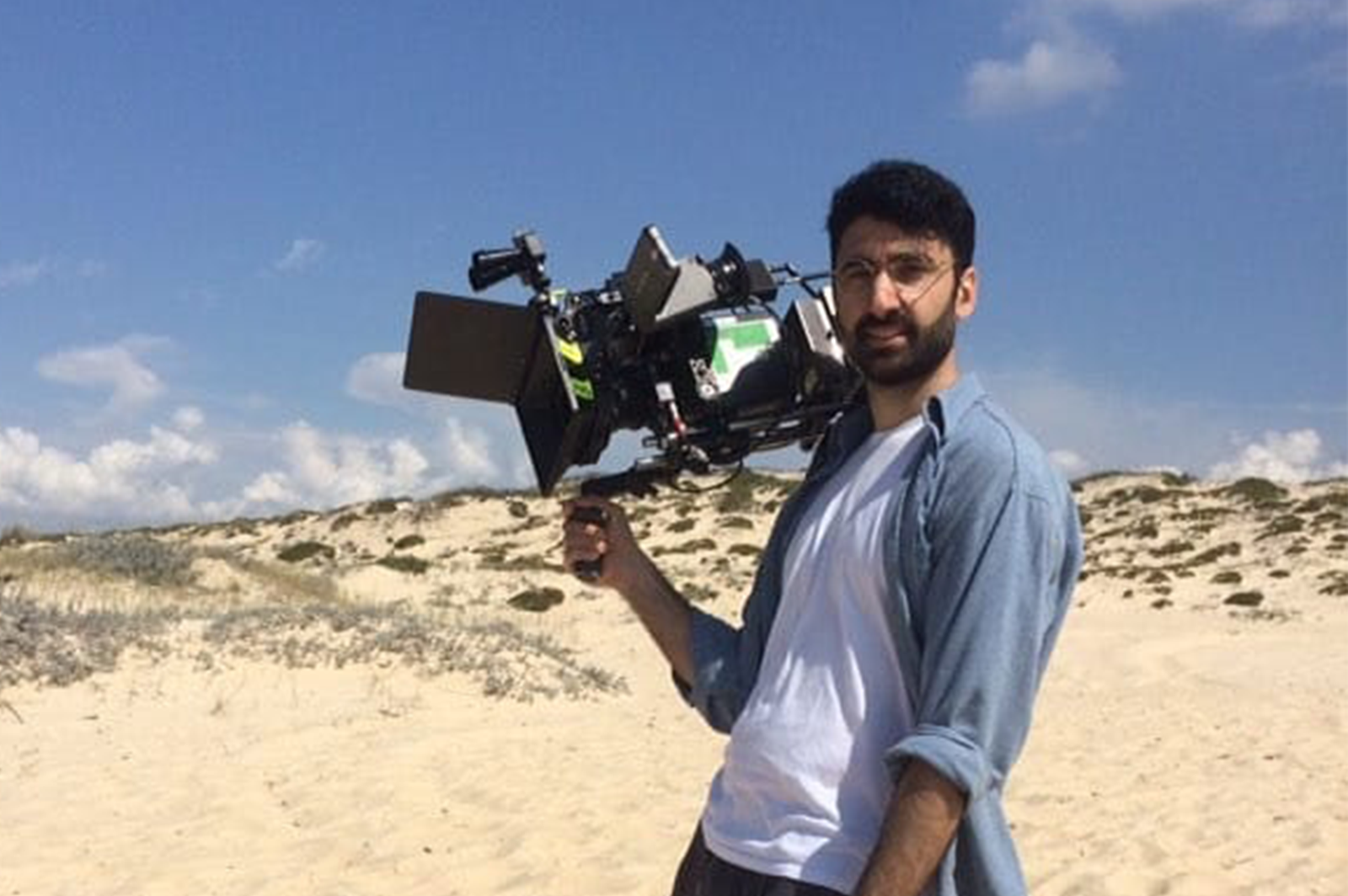 ケイヴァン・サレプール － 撮影監督 _______________________________________________________________________________ ドキュメンタリー監督および撮影監督。スウェーデン、フランス、そして日本に長年にわたり居住してきました。 人物中心のノンフィクションの物語づくりに、世界的な経験に裏づけられた視点を活かしています。 アルジャジーラ・イングリッシュ、ナショナルジオグラフィック、チャンネル・ニュース・アジアなどの国際放送局との協働実績があります。