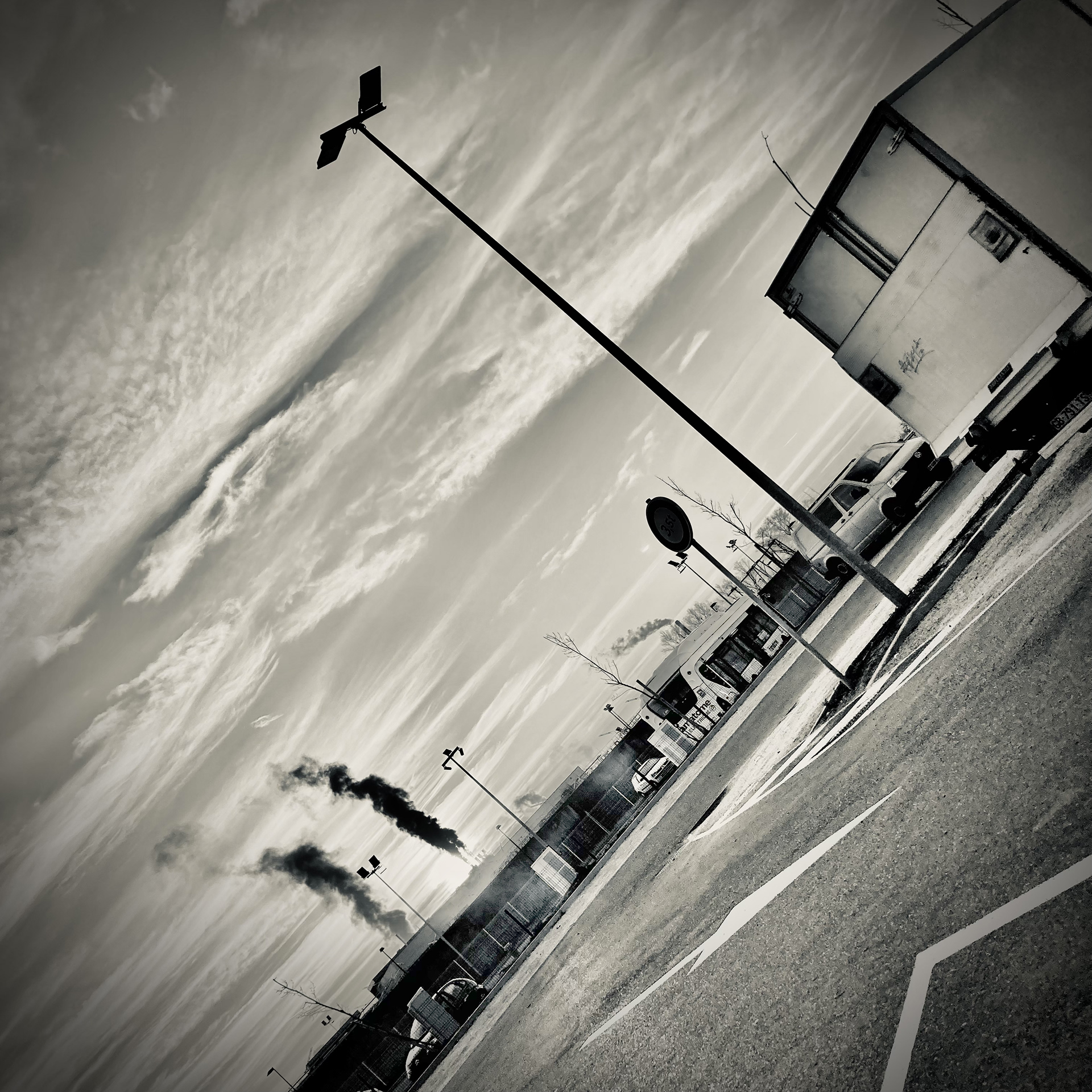 Parking au petit matin | France.