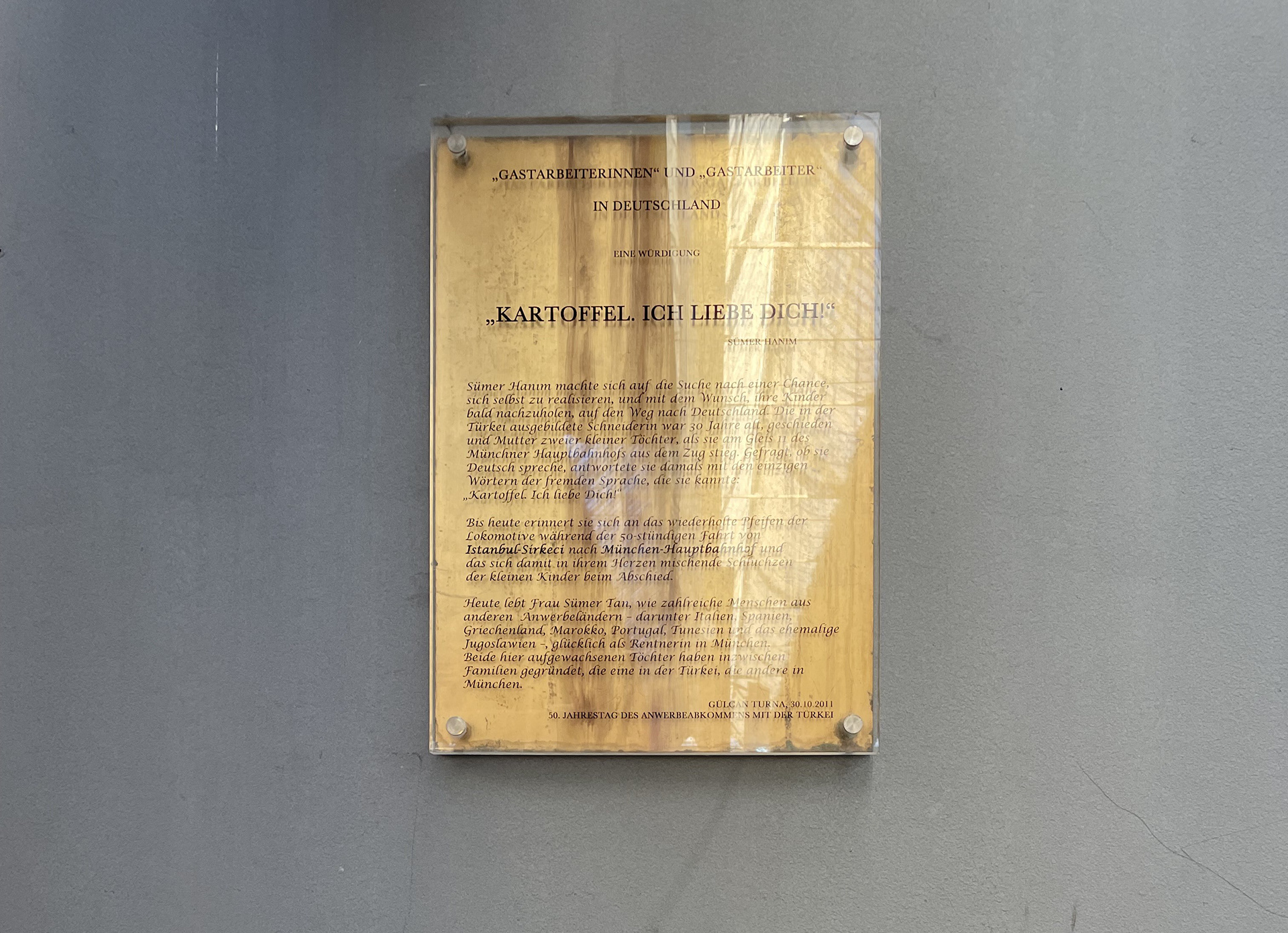 Gedenktafel für Gastarbeiter*innen am Hauptbahnhof München