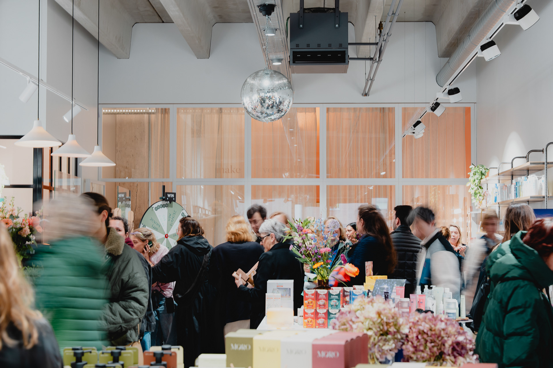 Sfeerbeeld van een uniek feest georganiseerd in Apotheek Dok Noord Gent. Een originele setting voor een evenement.