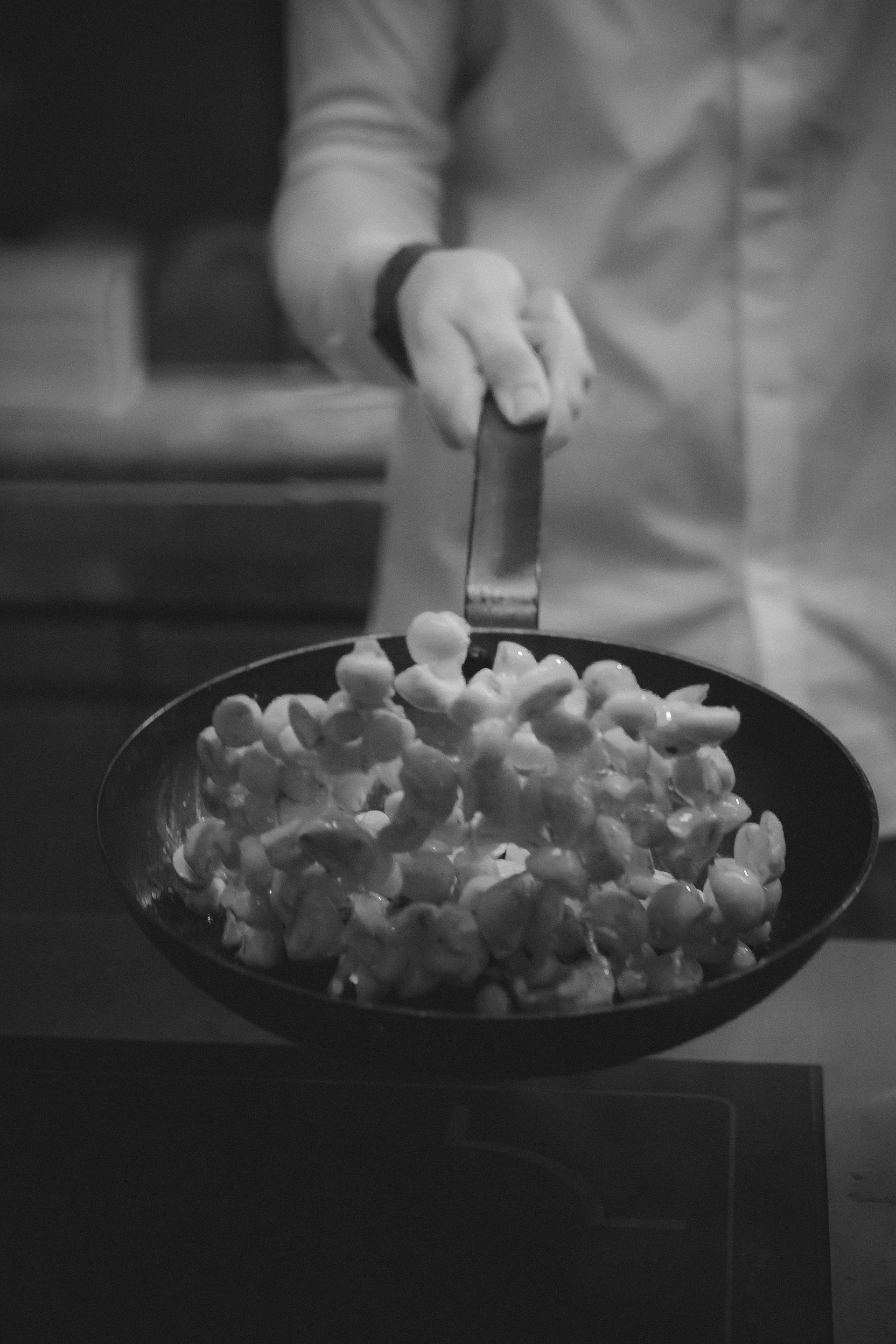 Restaurantfotografie in de keuken van Brasserie Éclat: blik achter de schermen waar de chef verse gerechten bereidt.
