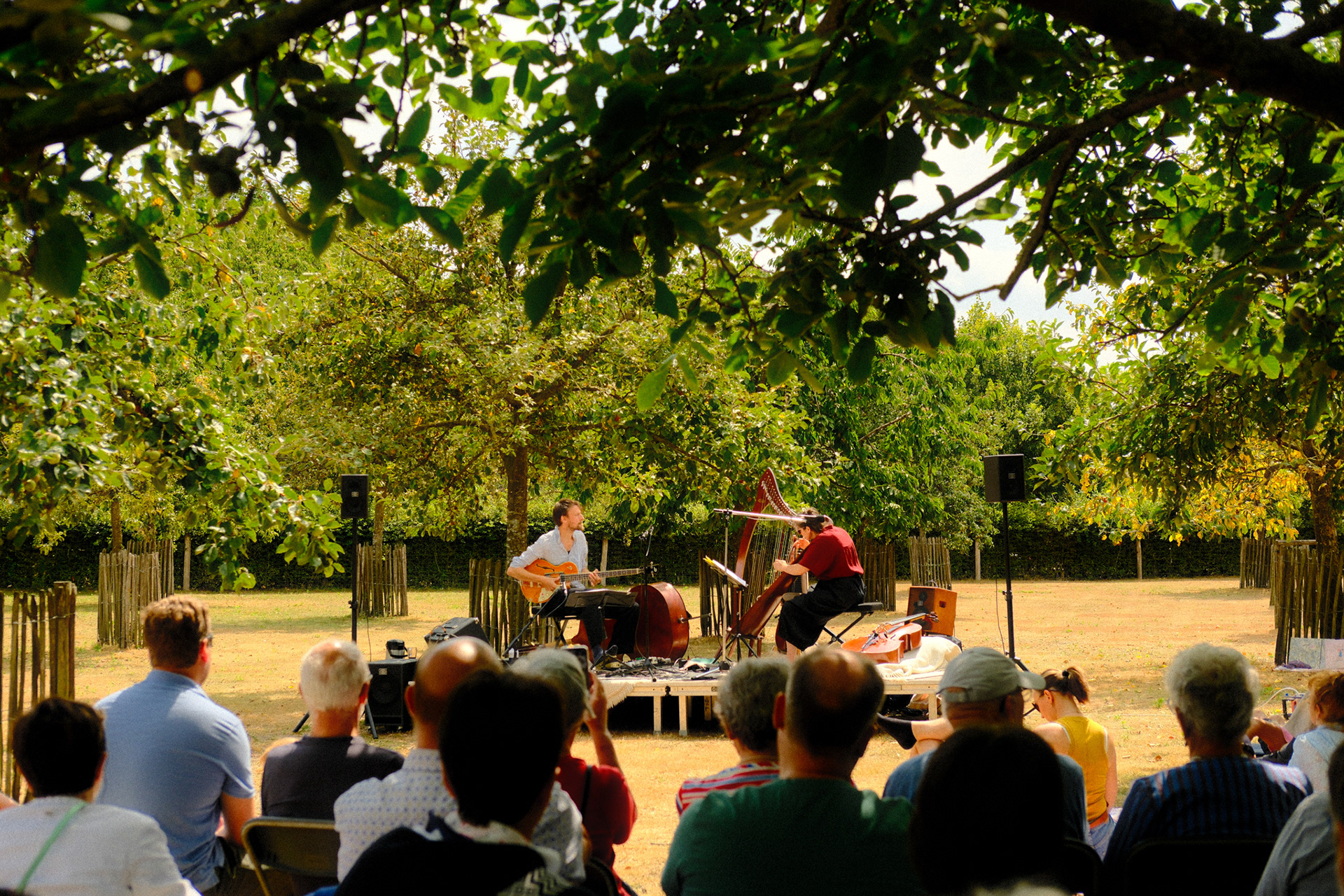Bezoekers genieten van livemuziek in de natuur tijdens het aperitiefconcert in Deinze.