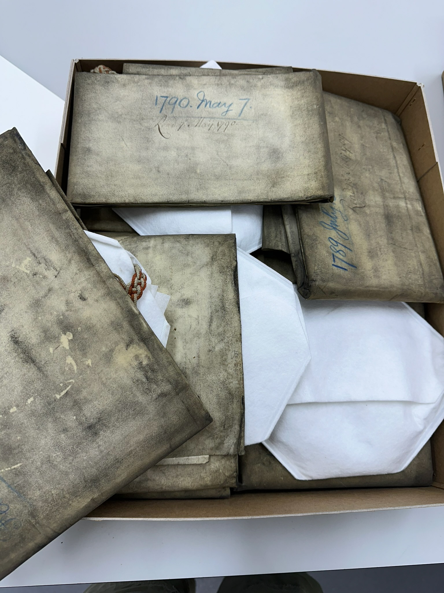 Rehousing of archival material. © Wyszomirska-Noga