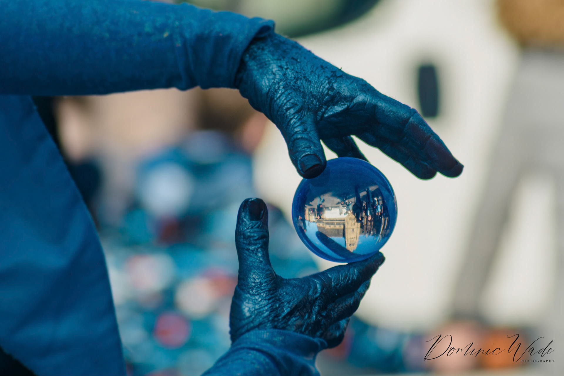 International specialists in the art of ‘contact juggling’, Calvos manipulate crystal balls that glide, float, dance and levitate surreally around their hands, arms and bodies.