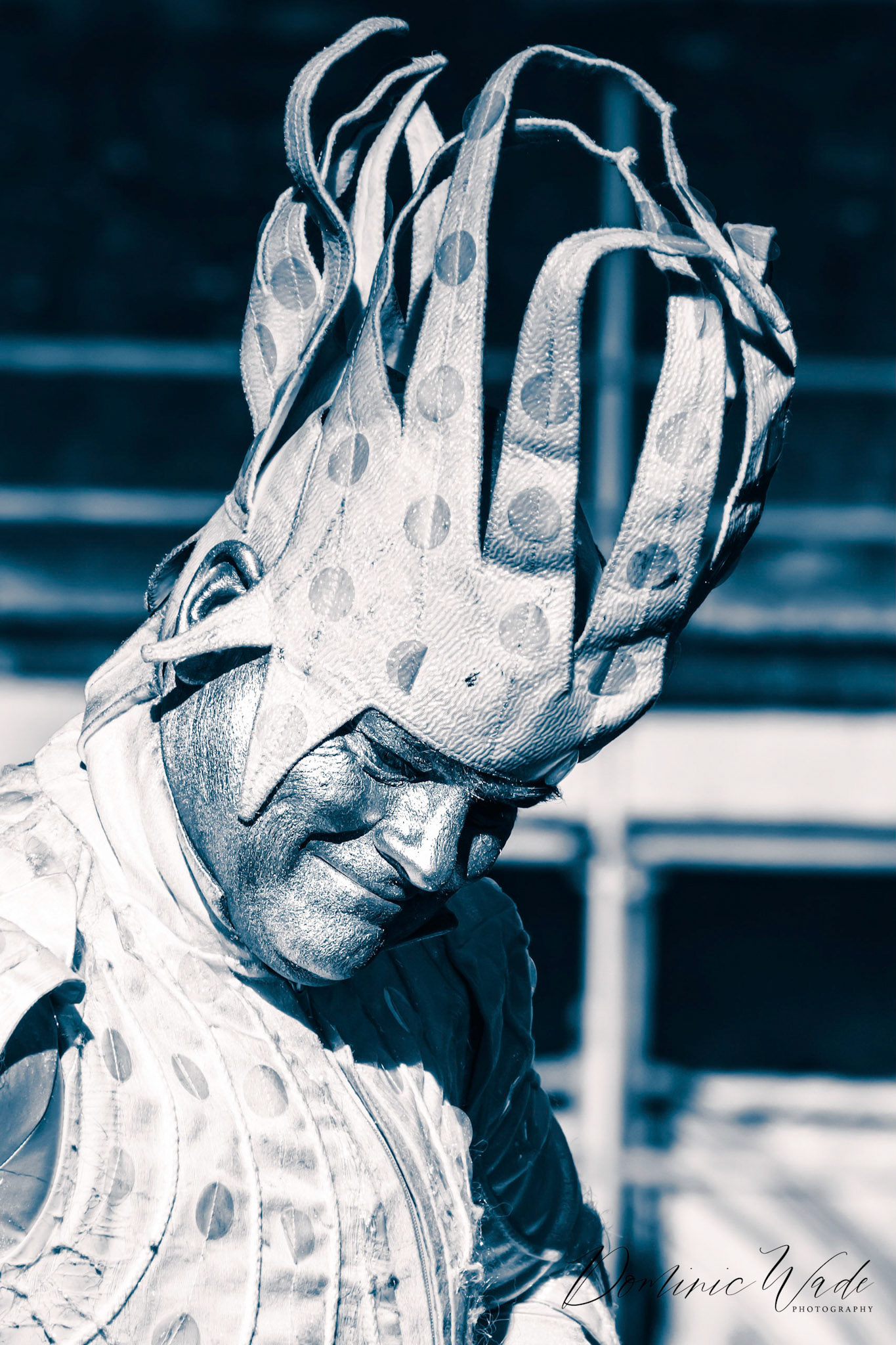 International specialists in the art of ‘contact juggling’, Calvos manipulate crystal balls that glide, float, dance and levitate surreally around their hands, arms and bodies.