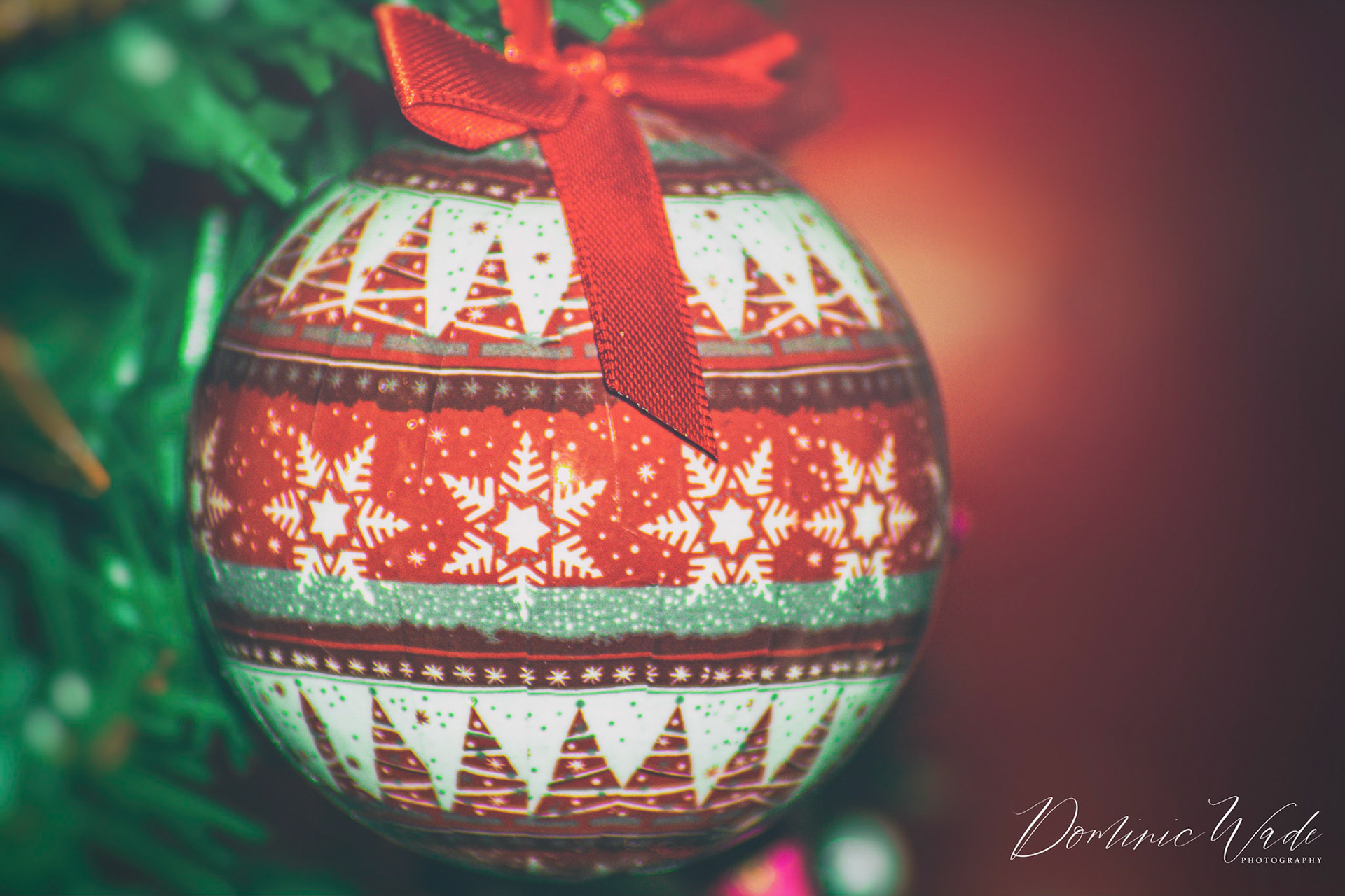 I love the pattern on these baubles, so cheerful.