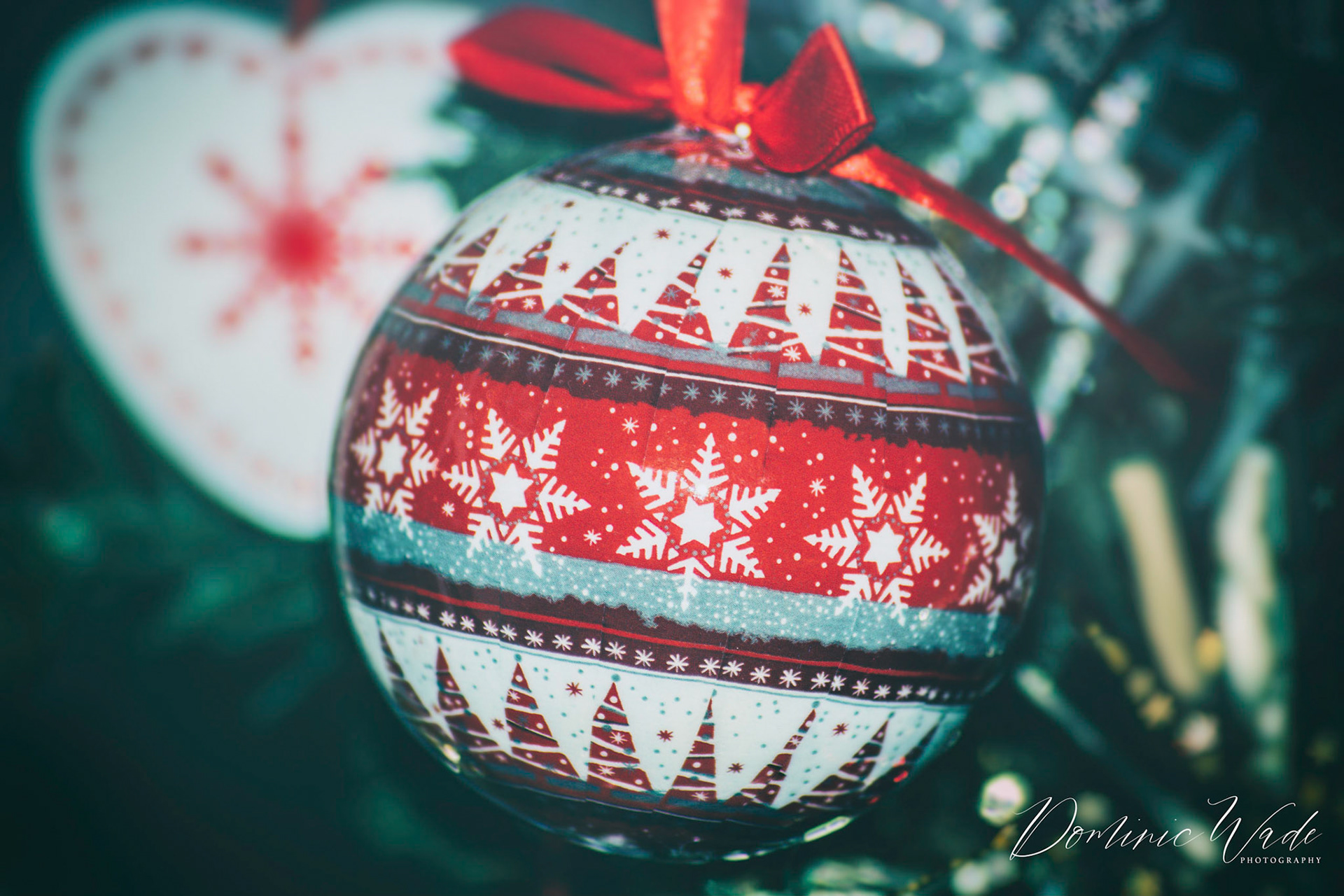 I love the snowflake pattern on these baubles, so cheerful.