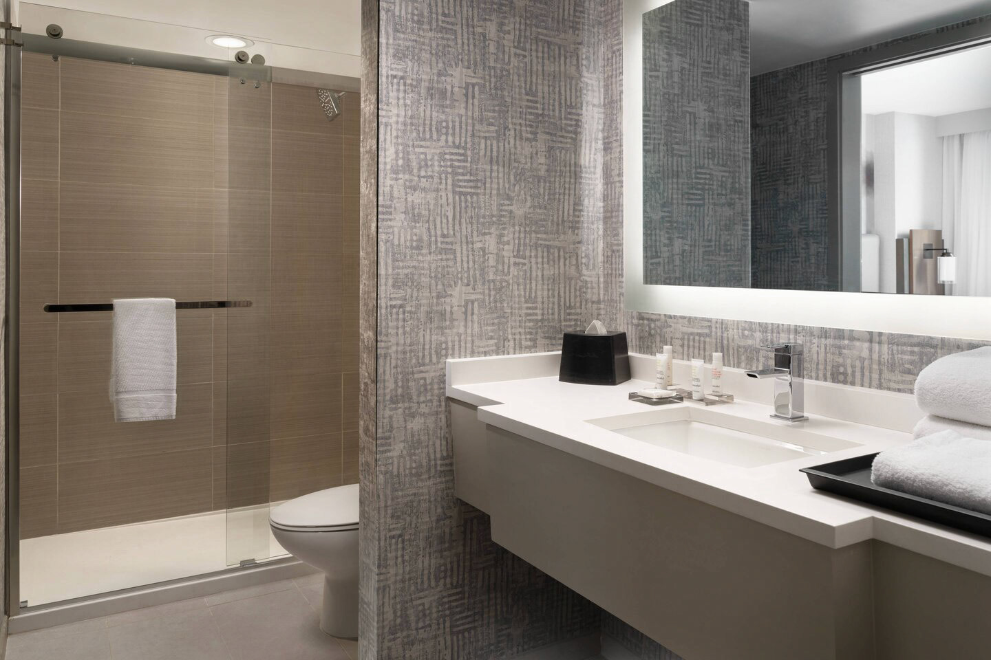 Costa Mesa Marriott - Guestroom Bathroom