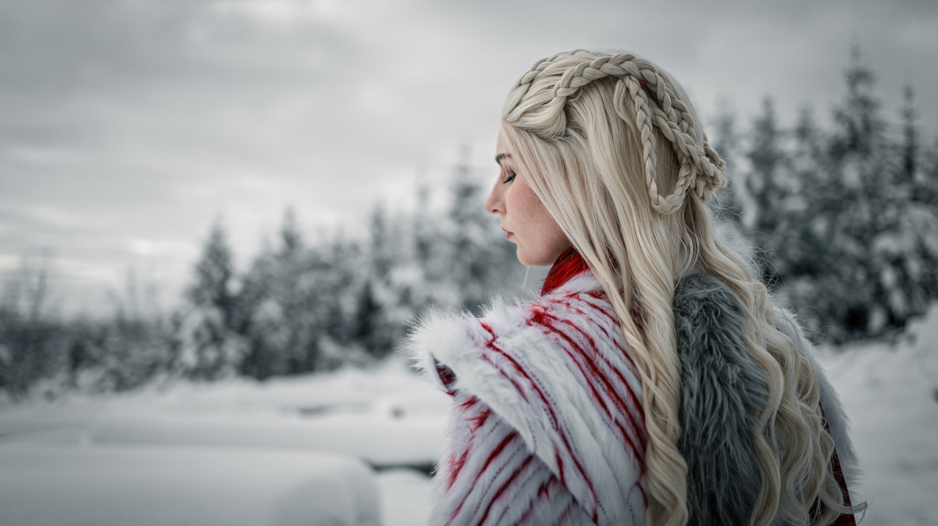 Daenerys Targaryen (@sweet_summer_cosplay)