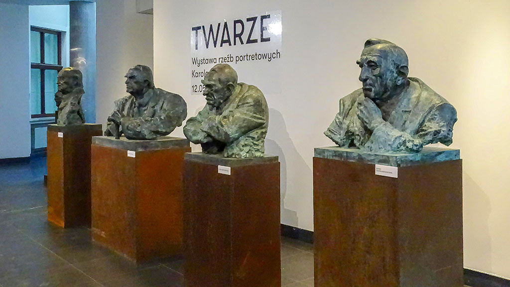 „TWARZE” wystawa rzeźb portretowych ASP Kraków