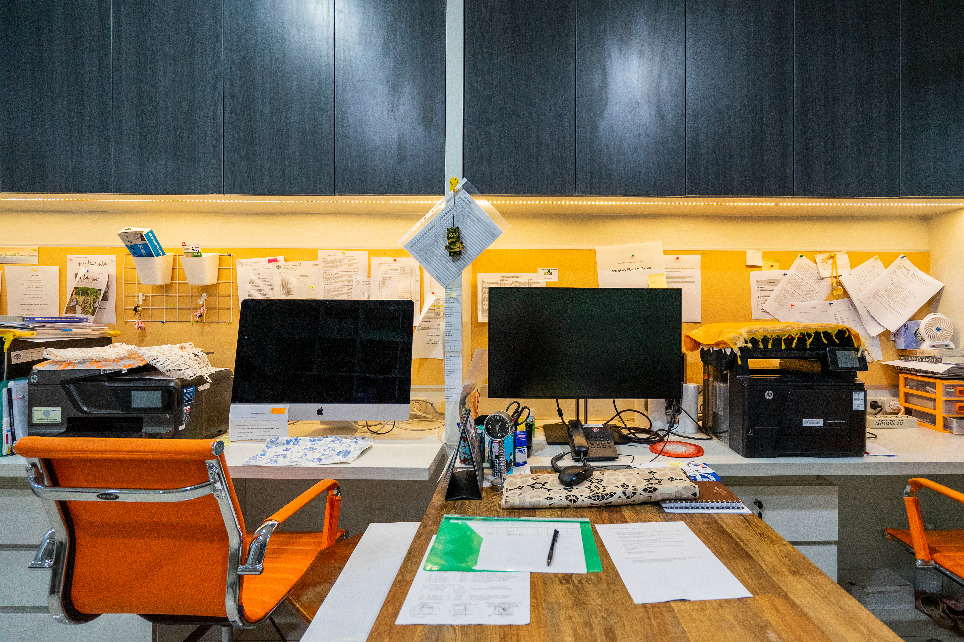Area Kerja Desain Renovasi Interior Kantor Dekanat Fakultas Ilmu Pengetahuan Budaya Universitas Indonesia Depok oleh Studio Slenpan