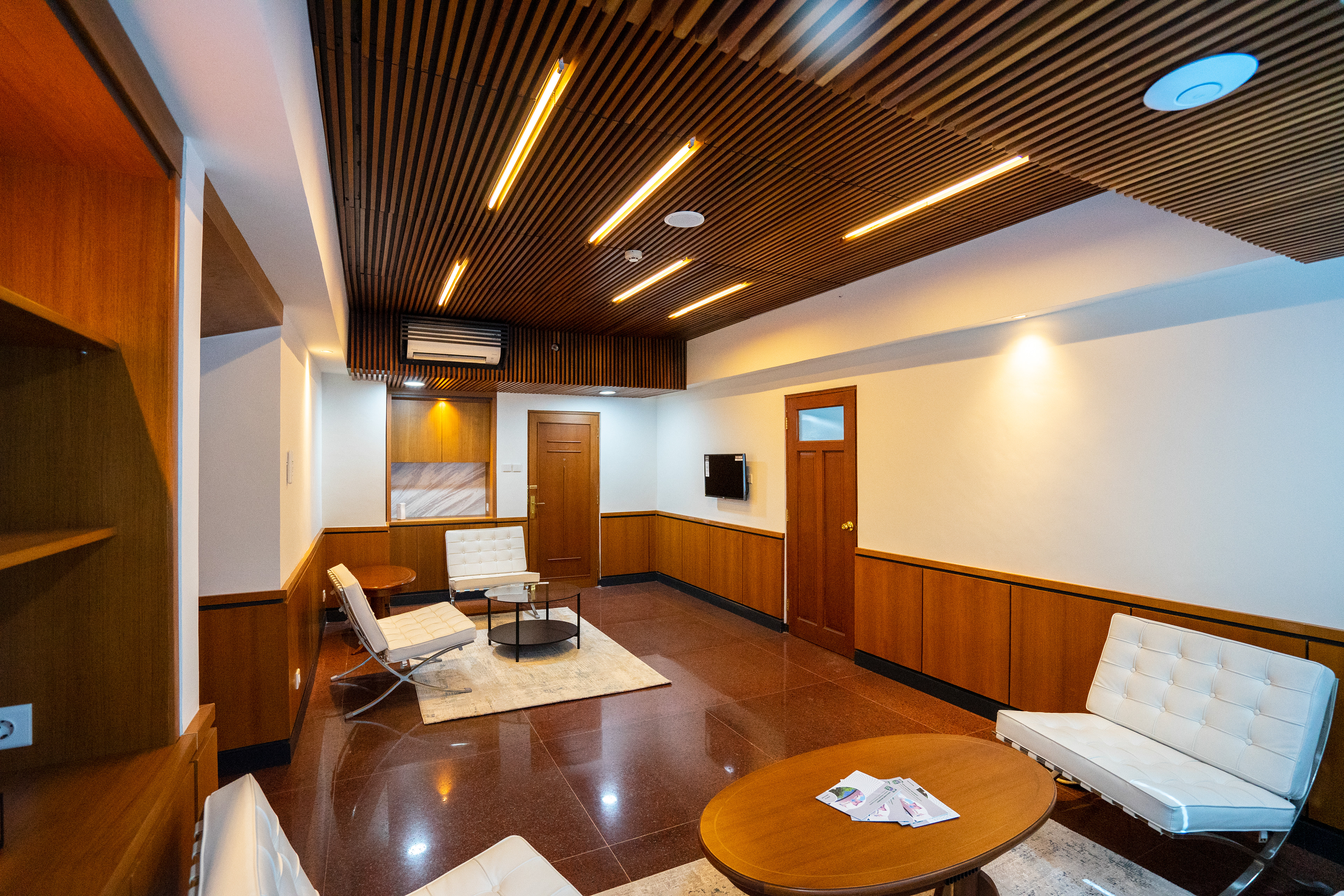 Desain Ruang Holding Kantor NAM CSSTC renovasi interior kantor oleh Studio Slenpan