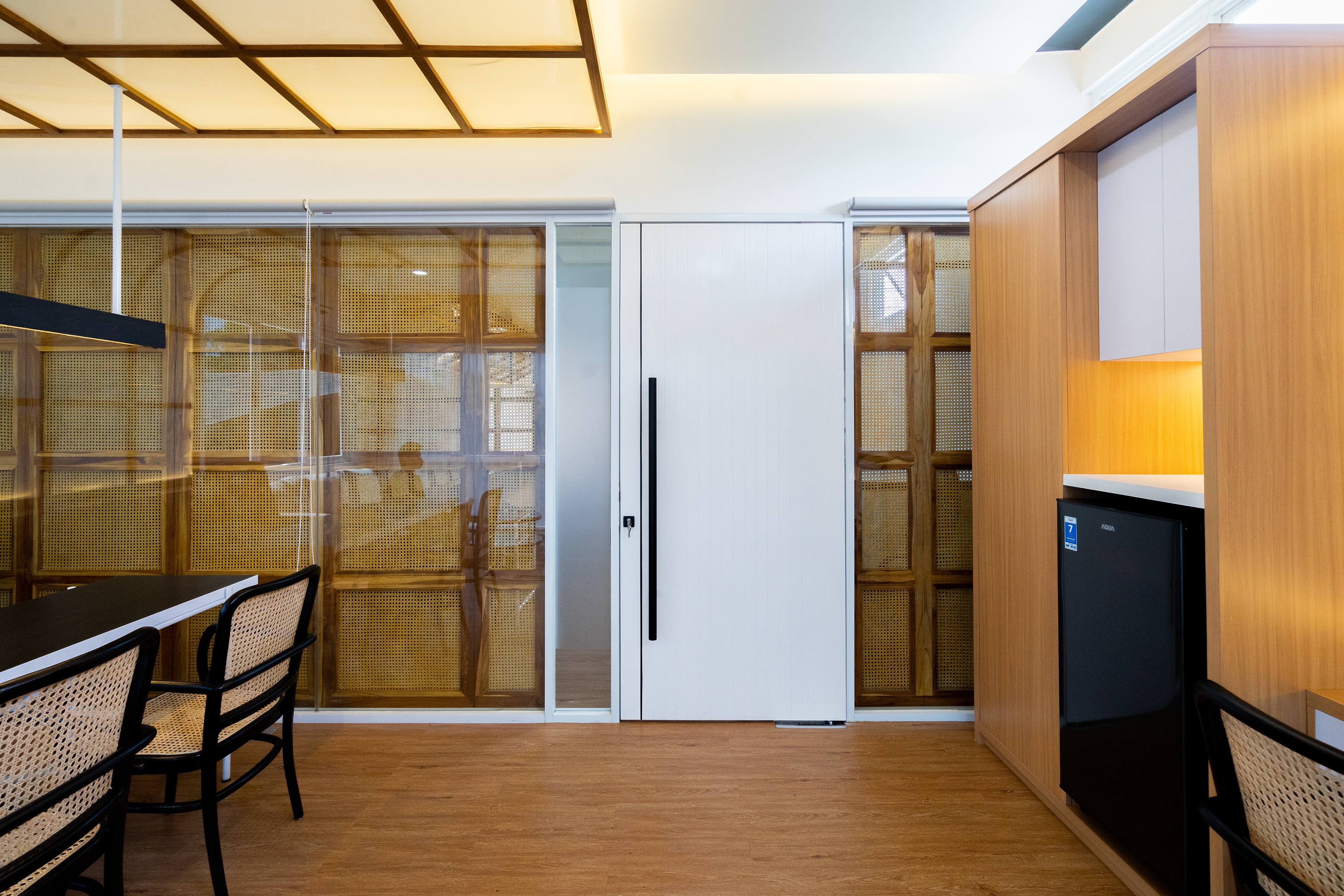 Ruang Direktur Kantor Baja Mulia Lestari desain renovasi kantor oleh Studio Slenpan