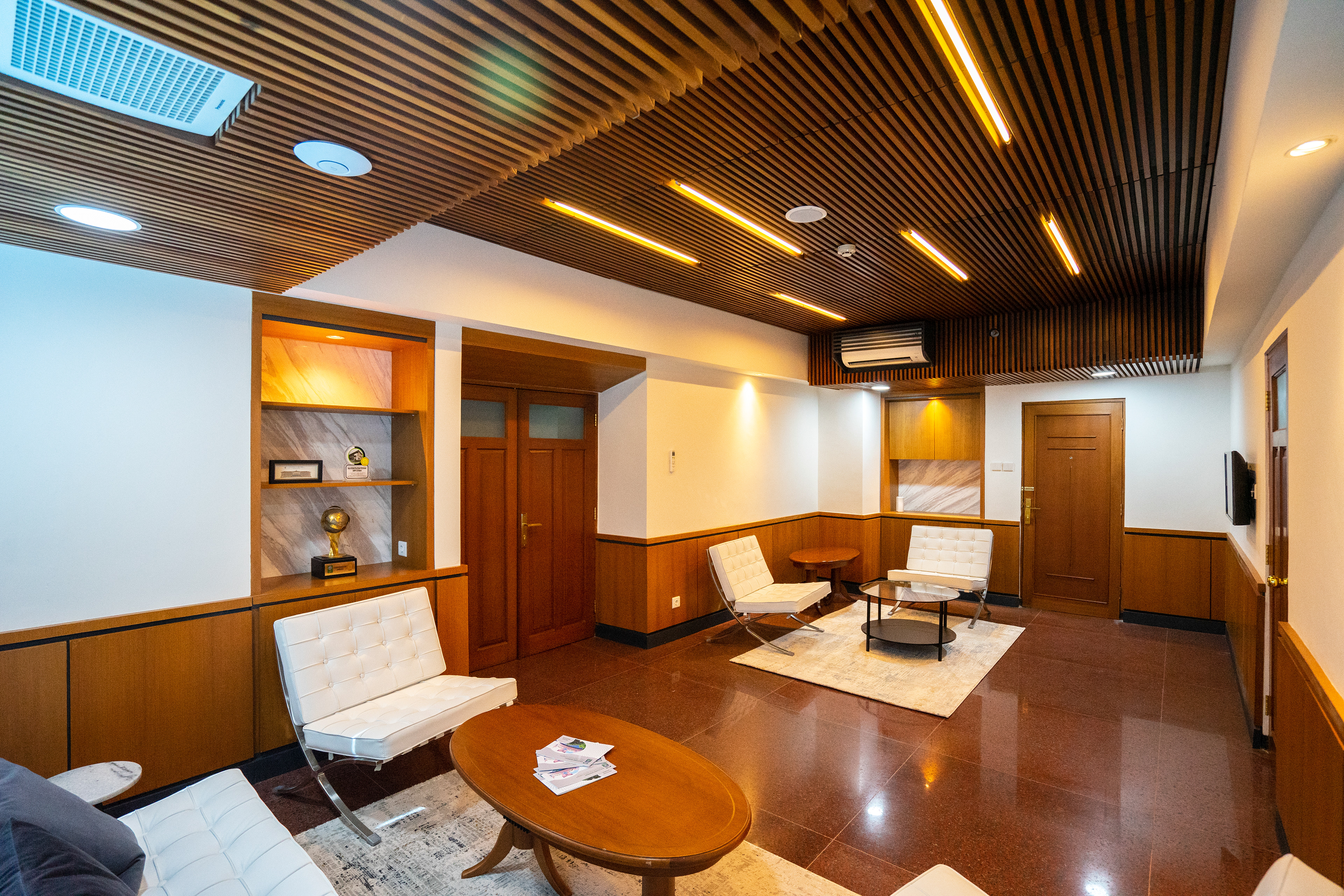 Desain Ruang Holding Kantor NAM CSSTC renovasi interior kantor oleh Studio Slenpan