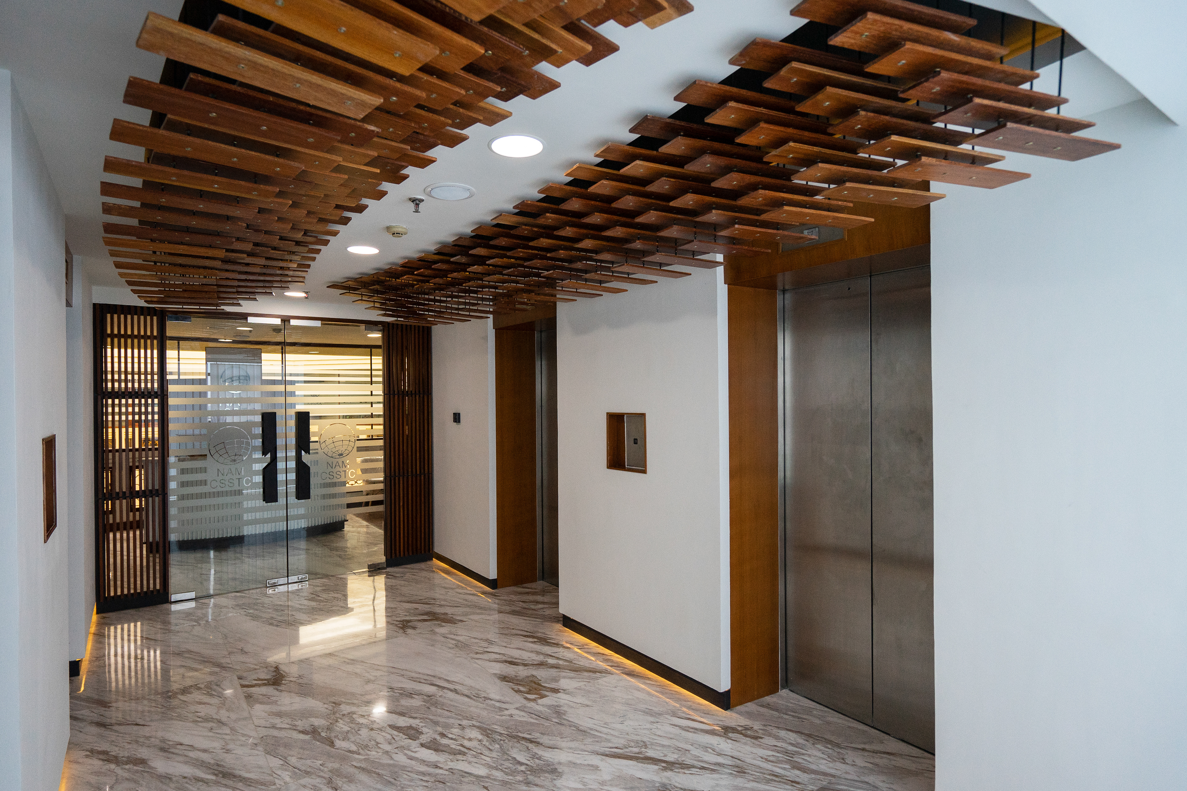 Desain Area Lobby Lift Kantor NAM CSSTC renovasi interior kantor oleh Studio Slenpan