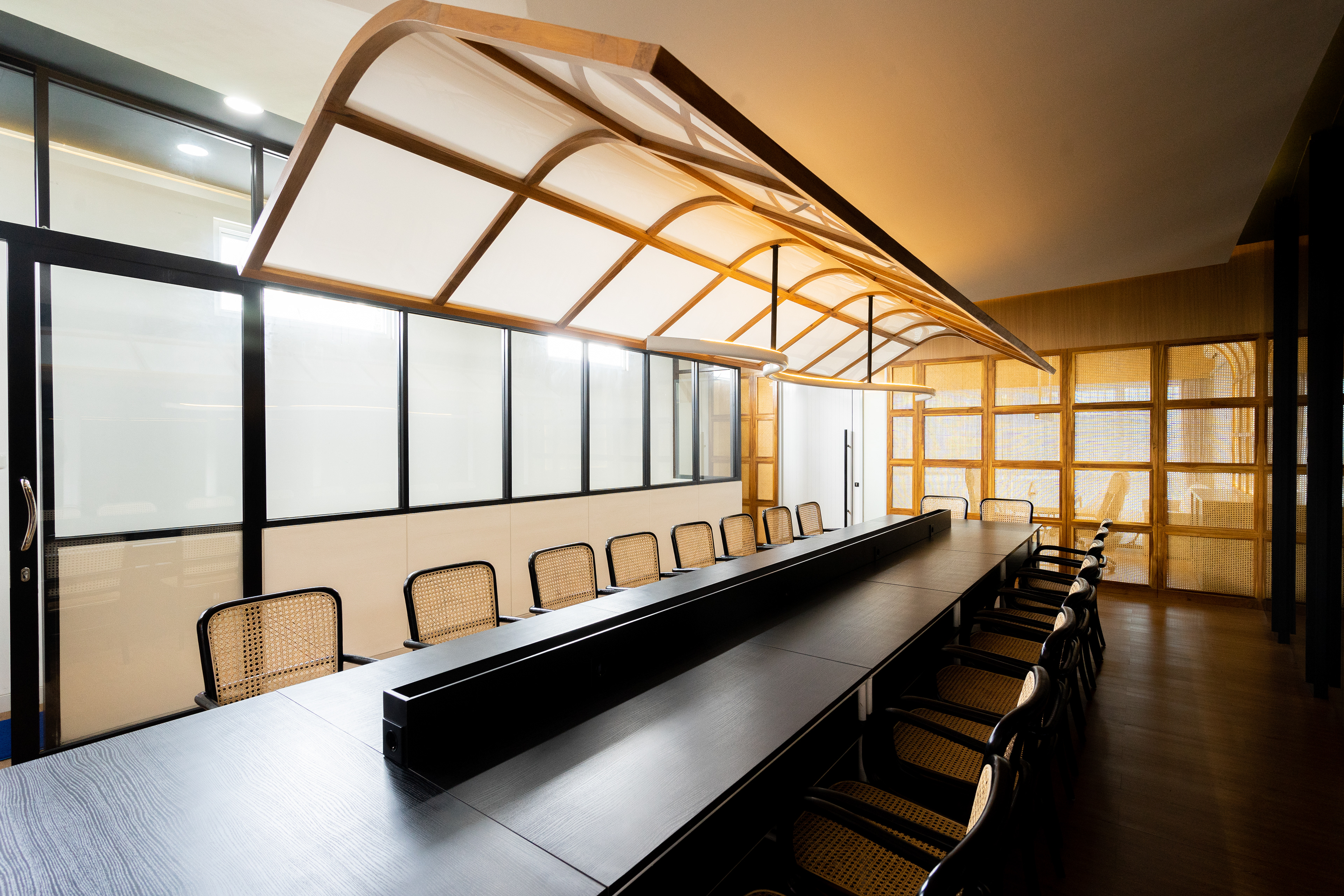 Area Meeting Kantor Baja Mulia Lestari desain renovasi kantor oleh Studio Slenpan
