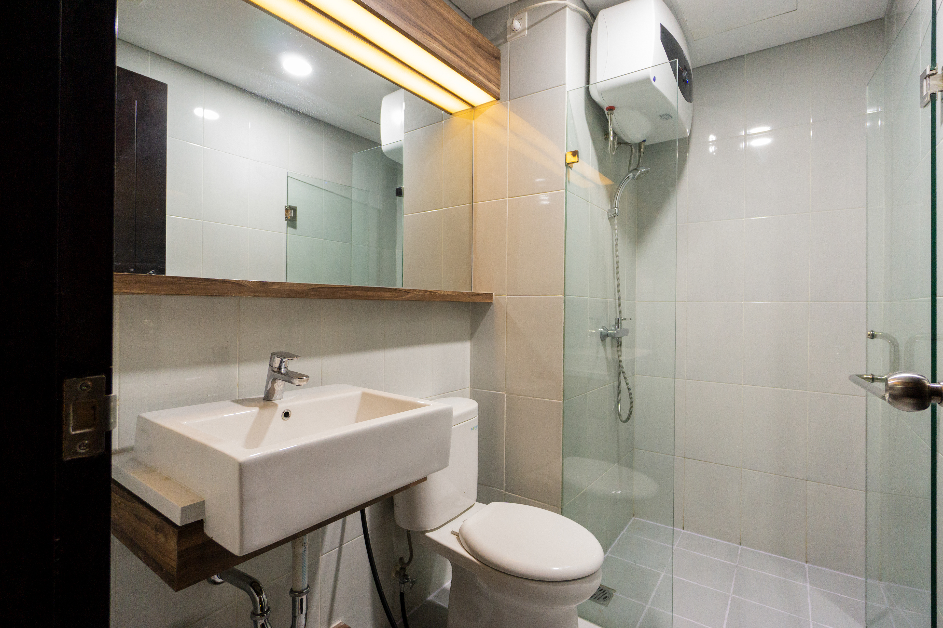 Kamar Mandi Renovasi Interior Apartemen Jakarta Jabodetabek Cassa de Parco oleh Studio Slenpan