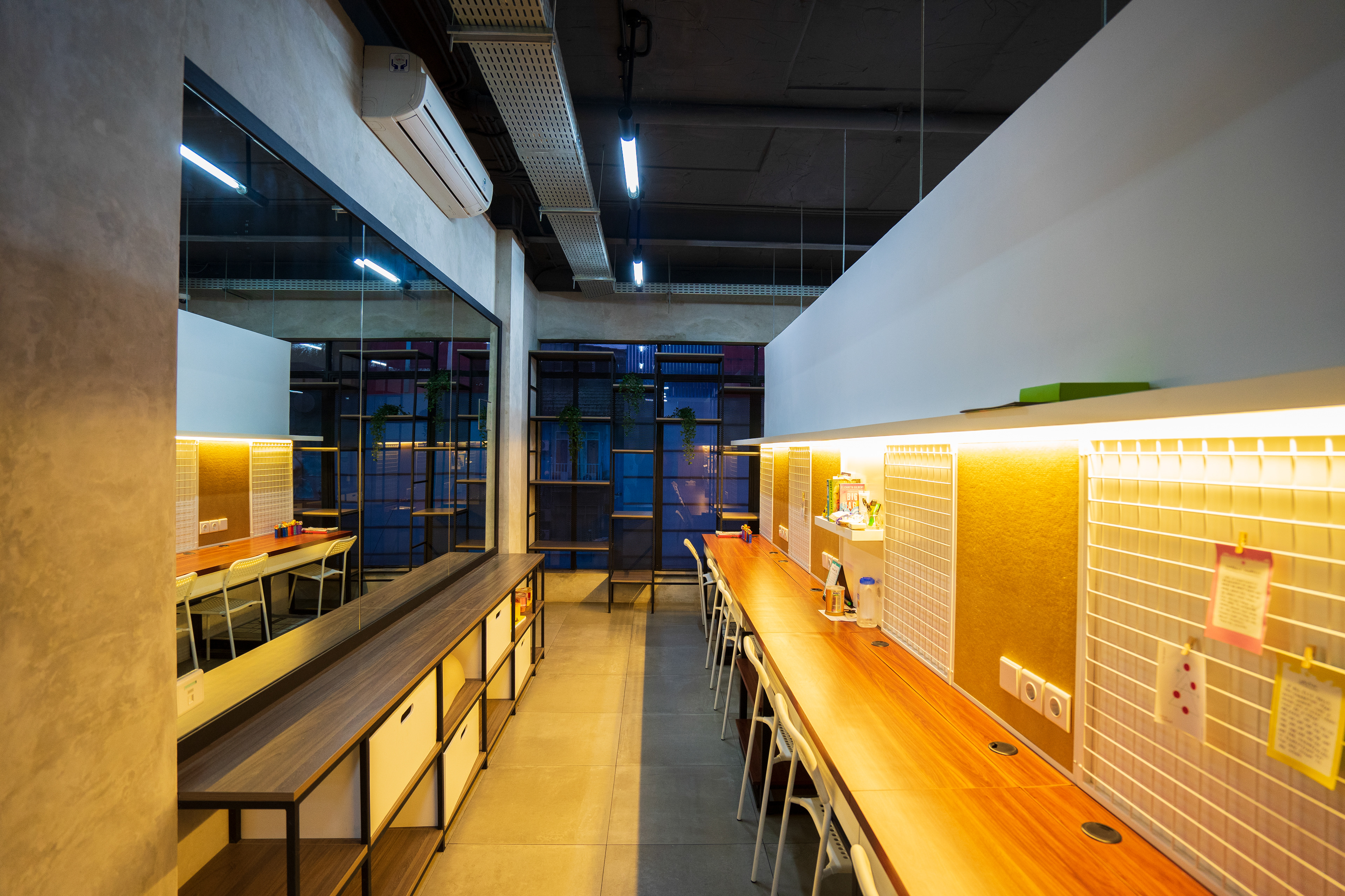 Area Kerja Lantai 3 Renovasi Kantor OMEOO Desain Renovasi Interior Studio Slenpan