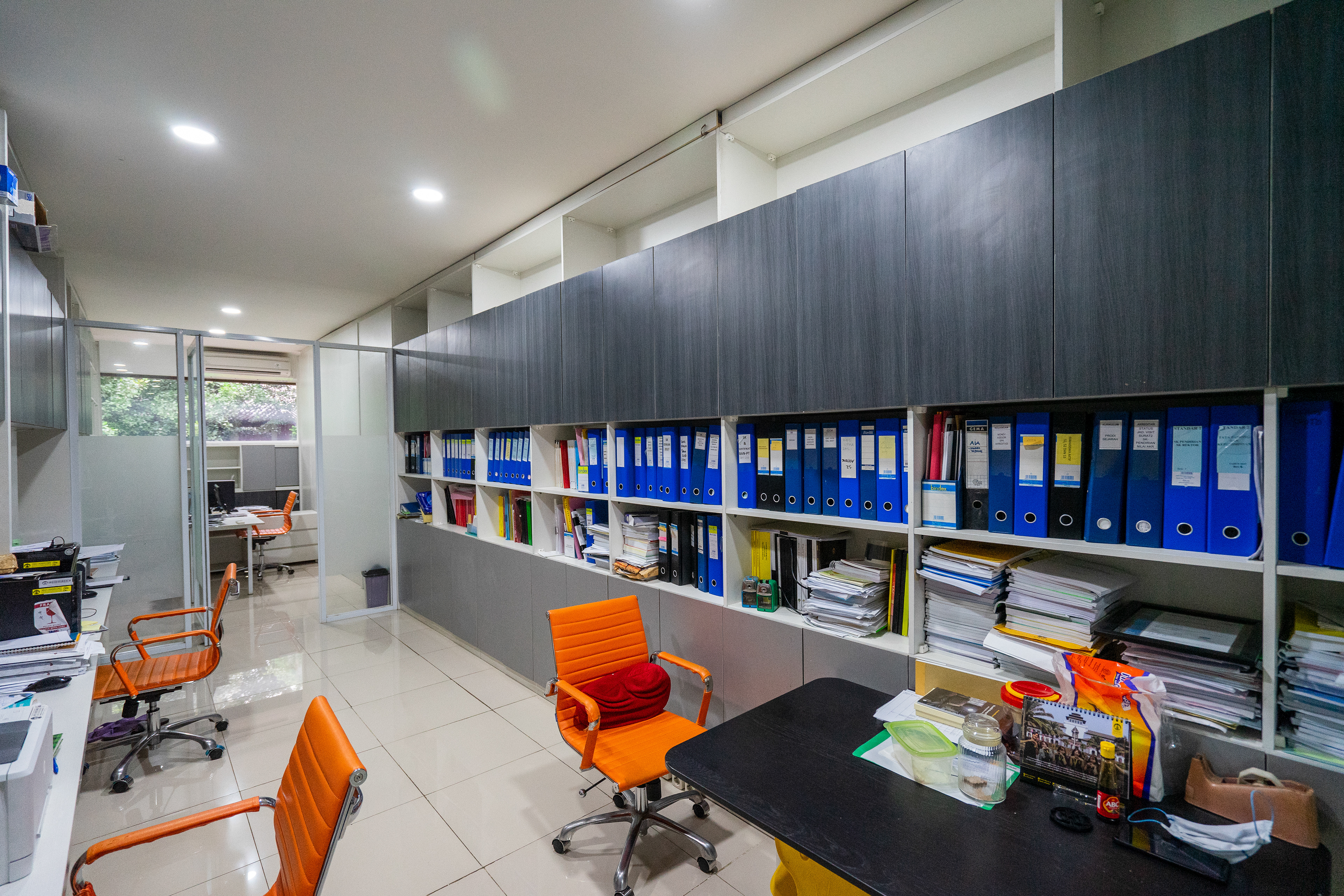 Area Kerja Desain Renovasi Interior Kantor Dekanat Fakultas Ilmu Pengetahuan Budaya Universitas Indonesia Depok oleh Studio Slenpan