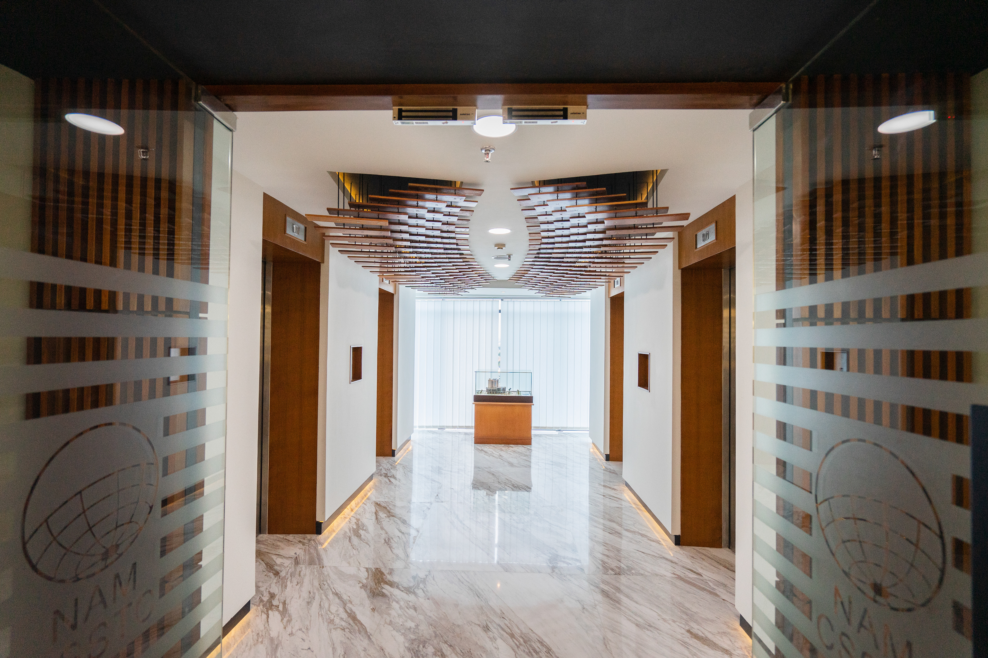 Desain Area Lobby Lift Kantor NAM CSSTC renovasi interior kantor oleh Studio Slenpan