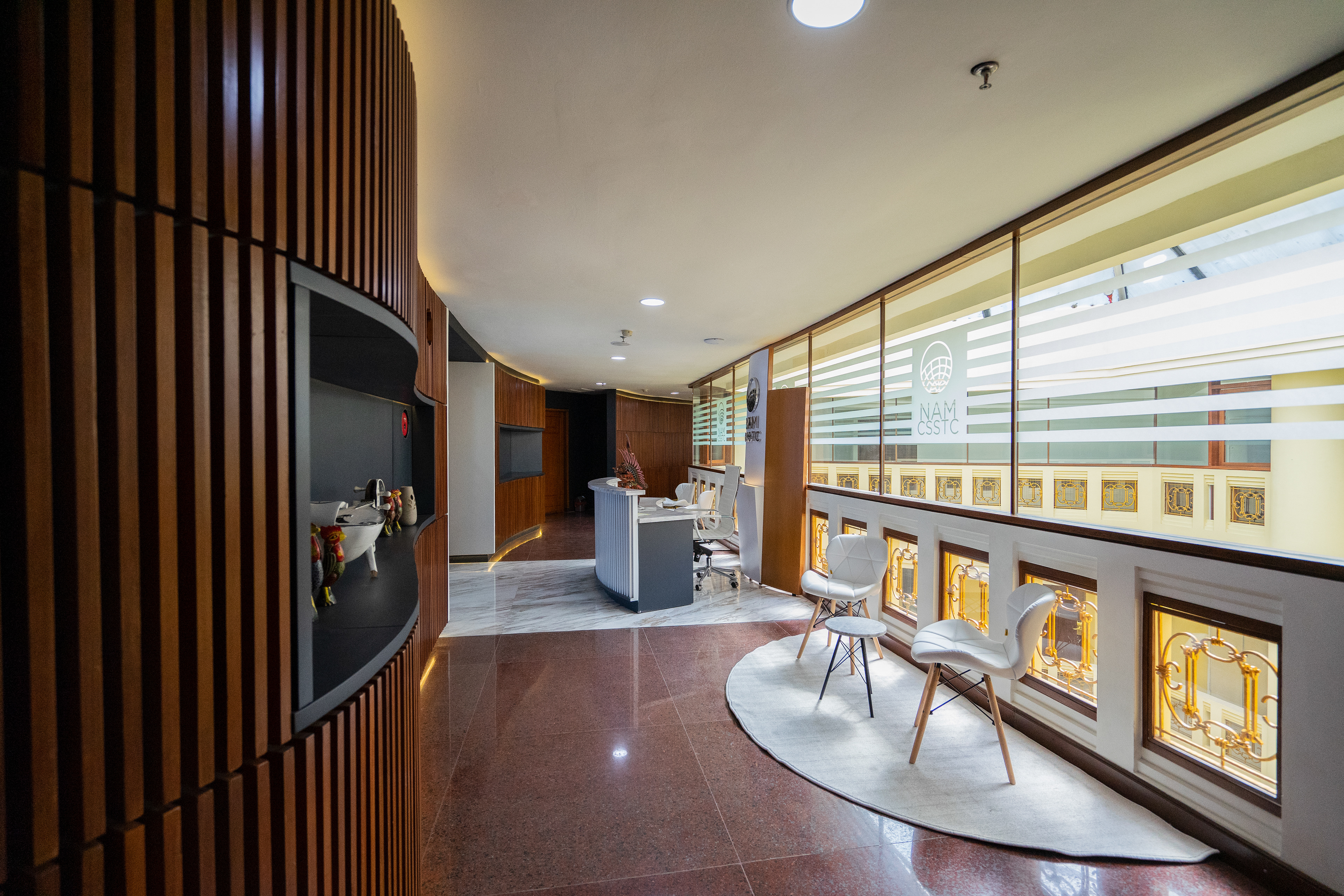 Desain Area Koridor Kantor NAM CSSTC renovasi interior kantor oleh Studio Slenpan