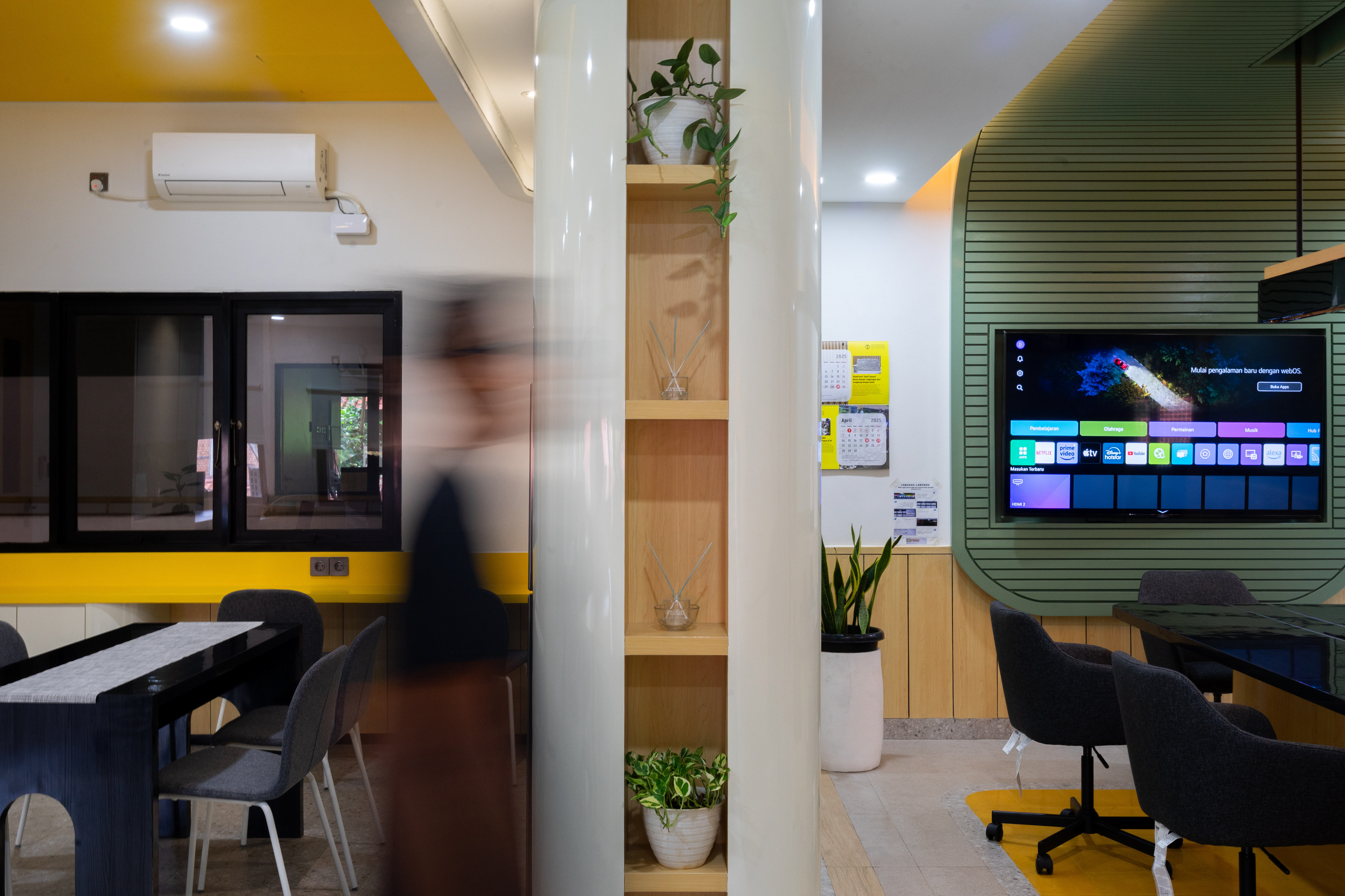 Interior Ruang Kelompok Riset Lalu Lintas Psikologi UI Desain Renovasi Interior Studio Slenpan