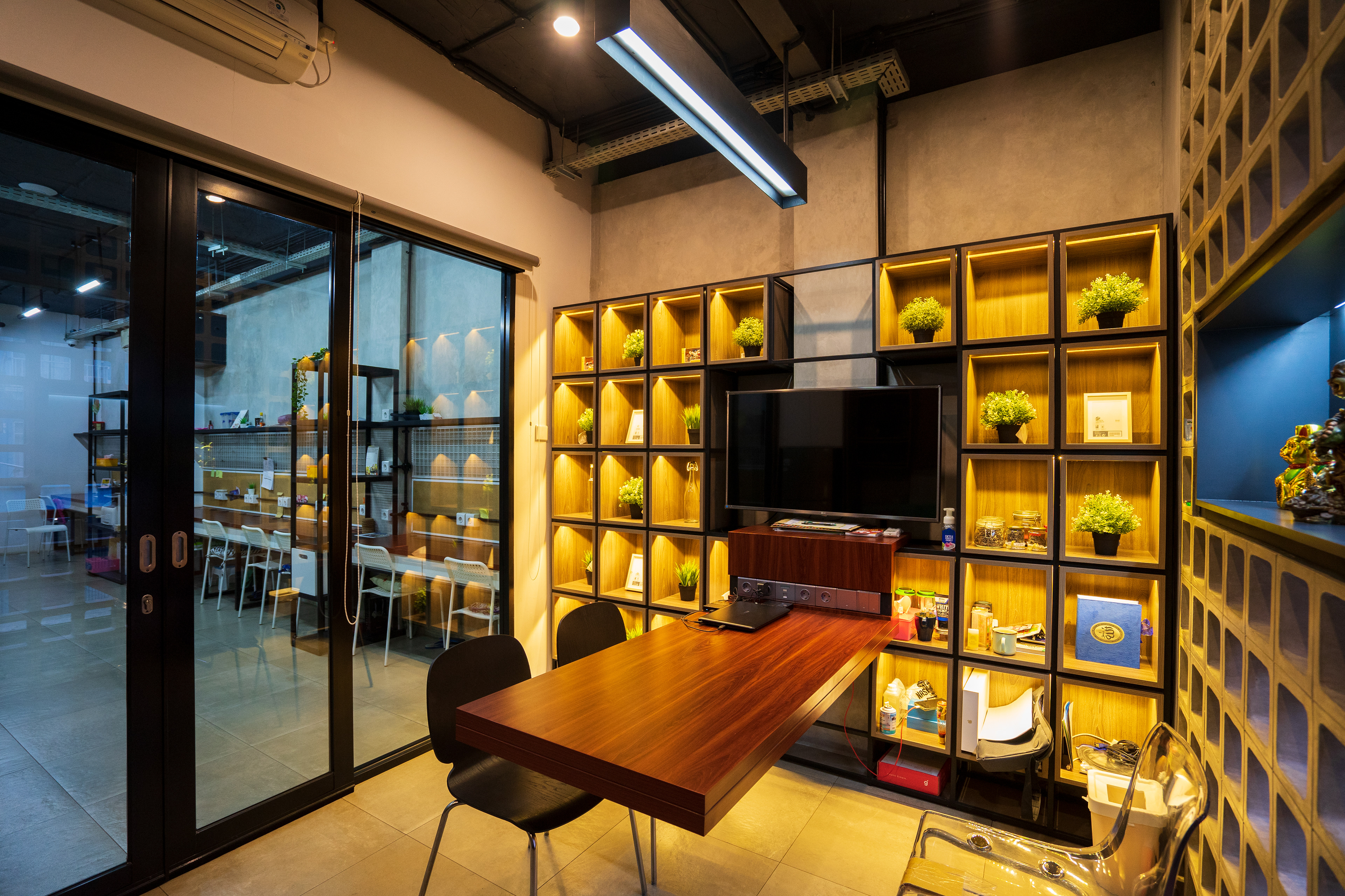 Ruang CEO Renovasi Kantor OMEOO Desain Renovasi Interior Studio Slenpan