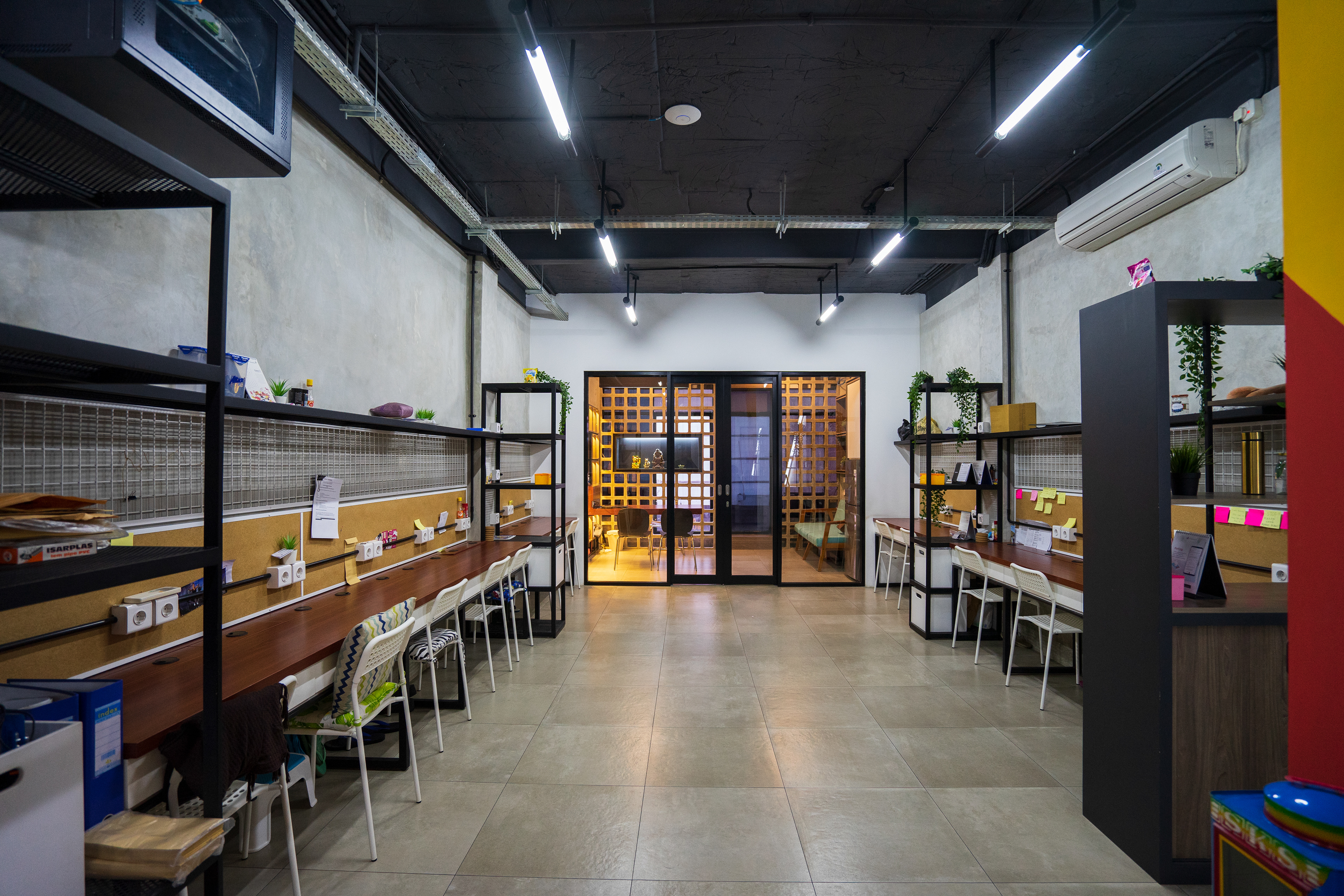 Area Kerja Lantai 2Renovasi Kantor OMEOO Desain Renovasi Interior Studio Slenpan
